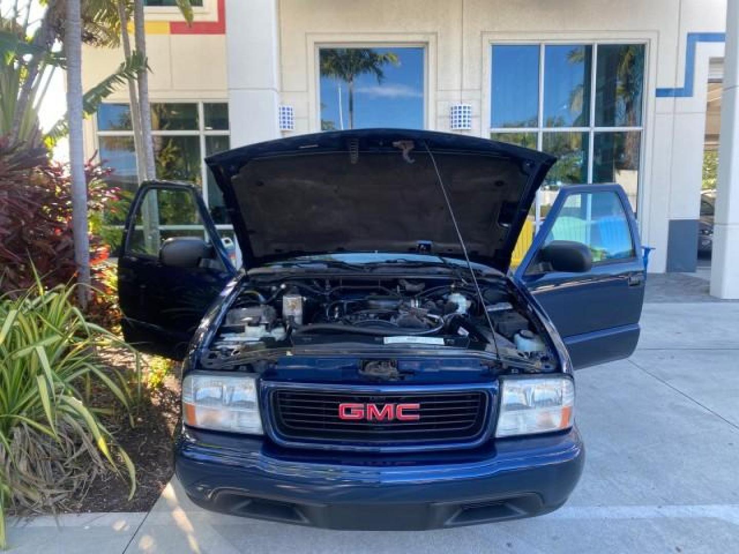 2001 Indigo Blue Metallic /Graphite GMC Sonoma X CAB SLS LOW MILES 70,869 (1GTCS19W618) with an 4.3L Vortec 1000 SFI V6 Engine engine, Automatic transmission, located at 4701 North Dixie Hwy, Pompano Beach, FL, 33064, (954) 422-2889, 26.240938, -80.123474 - OUR WEBPAGE FLORIDACARS1.COM HAS OVER 100 PHOTOS AND FREE CARFAX LINK 2001 GMC SONOMA SL EXTRACAB AUTO AC VIN: 1GTCS19W618237485 1 G T C S 1 9 W 6 1 8 2 3 7 4 8 5 CLUB CAB PICKUP 4.3L V6 F GASOLINE REAR WHEEL DRIVE Features ABS Brakes Air Conditioning Alloy Wheels AM/FM Stereo Automatic Transmission - Photo#17