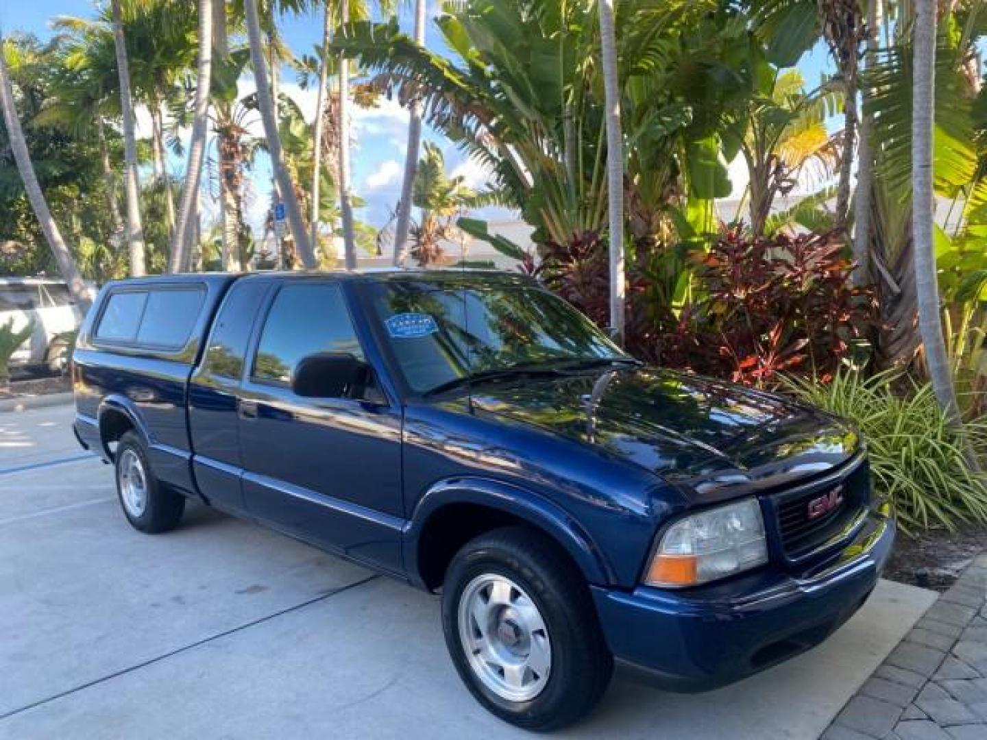 2001 Indigo Blue Metallic /Graphite GMC Sonoma X CAB SLS LOW MILES 70,869 (1GTCS19W618) with an 4.3L Vortec 1000 SFI V6 Engine engine, Automatic transmission, located at 4701 North Dixie Hwy, Pompano Beach, FL, 33064, (954) 422-2889, 26.240938, -80.123474 - OUR WEBPAGE FLORIDACARS1.COM HAS OVER 100 PHOTOS AND FREE CARFAX LINK 2001 GMC SONOMA SL EXTRACAB AUTO AC VIN: 1GTCS19W618237485 1 G T C S 1 9 W 6 1 8 2 3 7 4 8 5 CLUB CAB PICKUP 4.3L V6 F GASOLINE REAR WHEEL DRIVE Features ABS Brakes Air Conditioning Alloy Wheels AM/FM Stereo Automatic Transmission - Photo#24