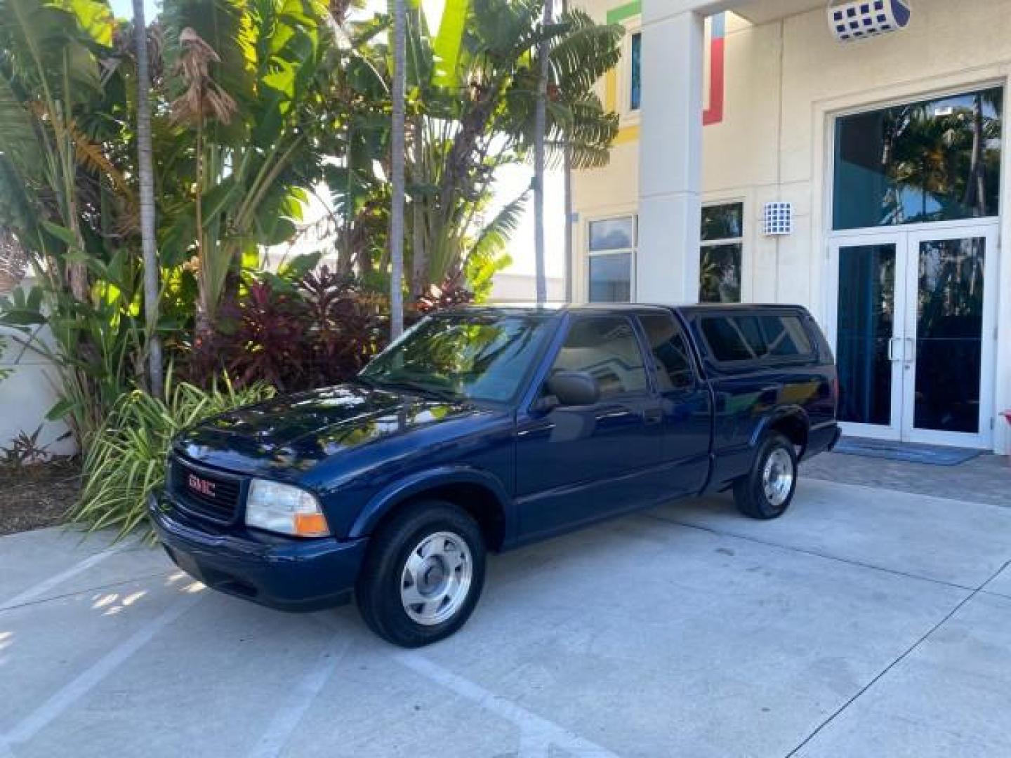 2001 Indigo Blue Metallic /Graphite GMC Sonoma X CAB SLS LOW MILES 70,869 (1GTCS19W618) with an 4.3L Vortec 1000 SFI V6 Engine engine, Automatic transmission, located at 4701 North Dixie Hwy, Pompano Beach, FL, 33064, (954) 422-2889, 26.240938, -80.123474 - OUR WEBPAGE FLORIDACARS1.COM HAS OVER 100 PHOTOS AND FREE CARFAX LINK 2001 GMC SONOMA SL EXTRACAB AUTO AC VIN: 1GTCS19W618237485 1 G T C S 1 9 W 6 1 8 2 3 7 4 8 5 CLUB CAB PICKUP 4.3L V6 F GASOLINE REAR WHEEL DRIVE Features ABS Brakes Air Conditioning Alloy Wheels AM/FM Stereo Automatic Transmission - Photo#29