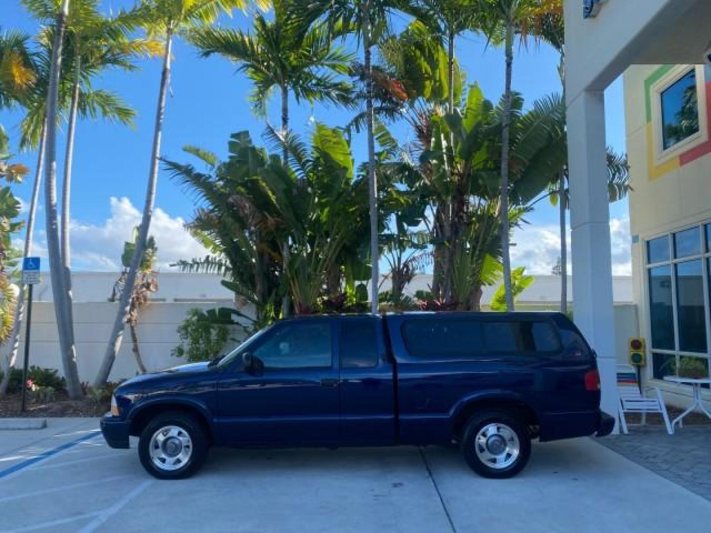 2001 Indigo Blue Metallic /Graphite GMC Sonoma X CAB SLS LOW MILES 70,869 (1GTCS19W618) with an 4.3L Vortec 1000 SFI V6 Engine engine, Automatic transmission, located at 4701 North Dixie Hwy, Pompano Beach, FL, 33064, (954) 422-2889, 26.240938, -80.123474 - OUR WEBPAGE FLORIDACARS1.COM HAS OVER 100 PHOTOS AND FREE CARFAX LINK 2001 GMC SONOMA SL EXTRACAB AUTO AC VIN: 1GTCS19W618237485 1 G T C S 1 9 W 6 1 8 2 3 7 4 8 5 CLUB CAB PICKUP 4.3L V6 F GASOLINE REAR WHEEL DRIVE Features ABS Brakes Air Conditioning Alloy Wheels AM/FM Stereo Automatic Transmission - Photo#31