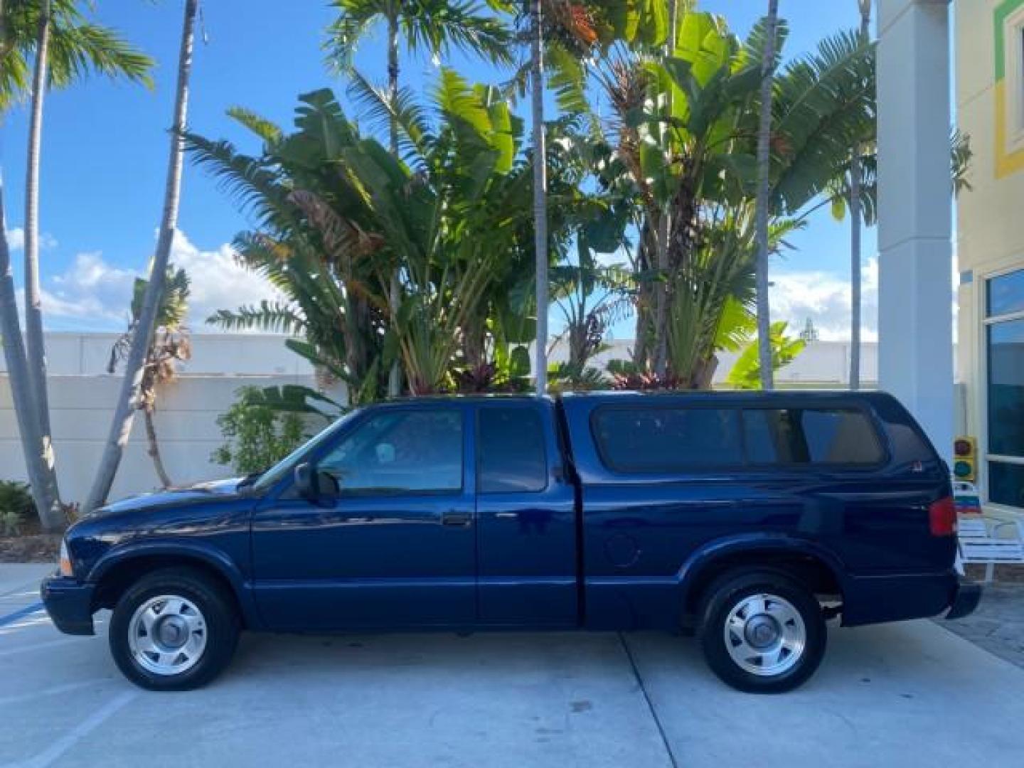 2001 Indigo Blue Metallic /Graphite GMC Sonoma X CAB SLS LOW MILES 70,869 (1GTCS19W618) with an 4.3L Vortec 1000 SFI V6 Engine engine, Automatic transmission, located at 4701 North Dixie Hwy, Pompano Beach, FL, 33064, (954) 422-2889, 26.240938, -80.123474 - OUR WEBPAGE FLORIDACARS1.COM HAS OVER 100 PHOTOS AND FREE CARFAX LINK 2001 GMC SONOMA SL EXTRACAB AUTO AC VIN: 1GTCS19W618237485 1 G T C S 1 9 W 6 1 8 2 3 7 4 8 5 CLUB CAB PICKUP 4.3L V6 F GASOLINE REAR WHEEL DRIVE Features ABS Brakes Air Conditioning Alloy Wheels AM/FM Stereo Automatic Transmission - Photo#32