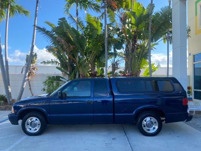 2001 Indigo Blue Metallic /Graphite GMC Sonoma X CAB SLS LOW MILES 70,869 (1GTCS19W618) with an 4.3L Vortec 1000 SFI V6 Engine engine, Automatic transmission, located at 4701 North Dixie Hwy, Pompano Beach, FL, 33064, (954) 422-2889, 26.240938, -80.123474 - OUR WEBPAGE FLORIDACARS1.COM HAS OVER 100 PHOTOS AND FREE CARFAX LINK 2001 GMC SONOMA SL EXTRACAB AUTO AC VIN: 1GTCS19W618237485 1 G T C S 1 9 W 6 1 8 2 3 7 4 8 5 CLUB CAB PICKUP 4.3L V6 F GASOLINE REAR WHEEL DRIVE Features ABS Brakes Air Conditioning Alloy Wheels AM/FM Stereo Automatic Transmission - Photo#32