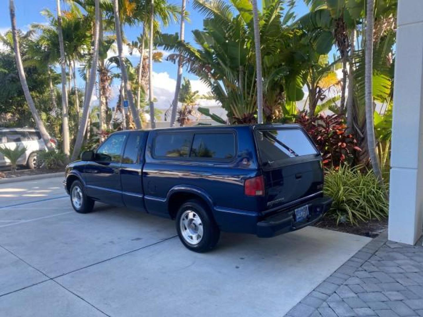 2001 Indigo Blue Metallic /Graphite GMC Sonoma X CAB SLS LOW MILES 70,869 (1GTCS19W618) with an 4.3L Vortec 1000 SFI V6 Engine engine, Automatic transmission, located at 4701 North Dixie Hwy, Pompano Beach, FL, 33064, (954) 422-2889, 26.240938, -80.123474 - OUR WEBPAGE FLORIDACARS1.COM HAS OVER 100 PHOTOS AND FREE CARFAX LINK 2001 GMC SONOMA SL EXTRACAB AUTO AC VIN: 1GTCS19W618237485 1 G T C S 1 9 W 6 1 8 2 3 7 4 8 5 CLUB CAB PICKUP 4.3L V6 F GASOLINE REAR WHEEL DRIVE Features ABS Brakes Air Conditioning Alloy Wheels AM/FM Stereo Automatic Transmission - Photo#33