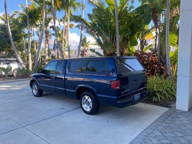 2001 Indigo Blue Metallic /Graphite GMC Sonoma X CAB SLS LOW MILES 70,869 (1GTCS19W618) with an 4.3L Vortec 1000 SFI V6 Engine engine, Automatic transmission, located at 4701 North Dixie Hwy, Pompano Beach, FL, 33064, (954) 422-2889, 26.240938, -80.123474 - OUR WEBPAGE FLORIDACARS1.COM HAS OVER 100 PHOTOS AND FREE CARFAX LINK 2001 GMC SONOMA SL EXTRACAB AUTO AC VIN: 1GTCS19W618237485 1 G T C S 1 9 W 6 1 8 2 3 7 4 8 5 CLUB CAB PICKUP 4.3L V6 F GASOLINE REAR WHEEL DRIVE Features ABS Brakes Air Conditioning Alloy Wheels AM/FM Stereo Automatic Transmission - Photo#33
