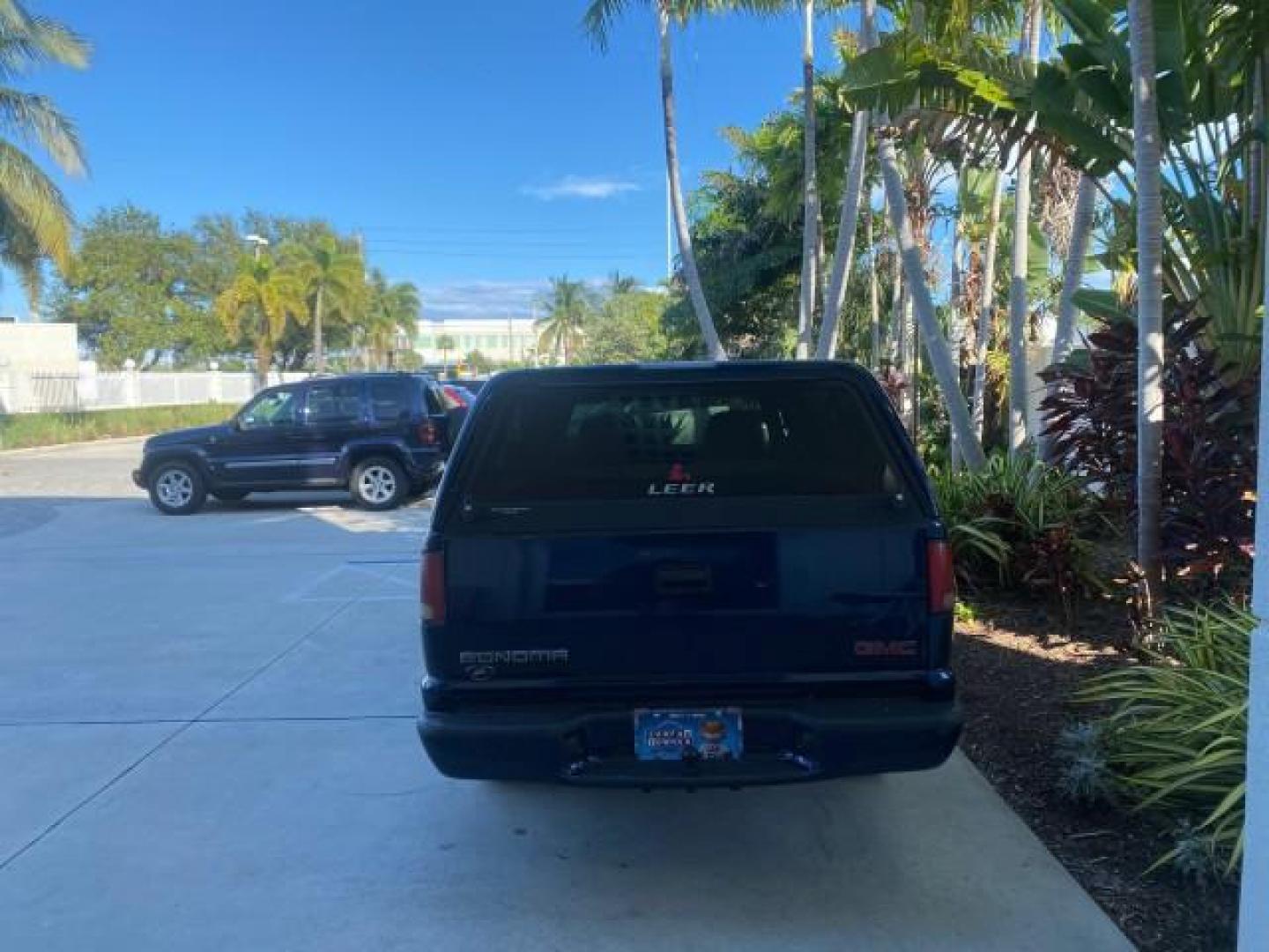 2001 Indigo Blue Metallic /Graphite GMC Sonoma X CAB SLS LOW MILES 70,869 (1GTCS19W618) with an 4.3L Vortec 1000 SFI V6 Engine engine, Automatic transmission, located at 4701 North Dixie Hwy, Pompano Beach, FL, 33064, (954) 422-2889, 26.240938, -80.123474 - OUR WEBPAGE FLORIDACARS1.COM HAS OVER 100 PHOTOS AND FREE CARFAX LINK 2001 GMC SONOMA SL EXTRACAB AUTO AC VIN: 1GTCS19W618237485 1 G T C S 1 9 W 6 1 8 2 3 7 4 8 5 CLUB CAB PICKUP 4.3L V6 F GASOLINE REAR WHEEL DRIVE Features ABS Brakes Air Conditioning Alloy Wheels AM/FM Stereo Automatic Transmission - Photo#35