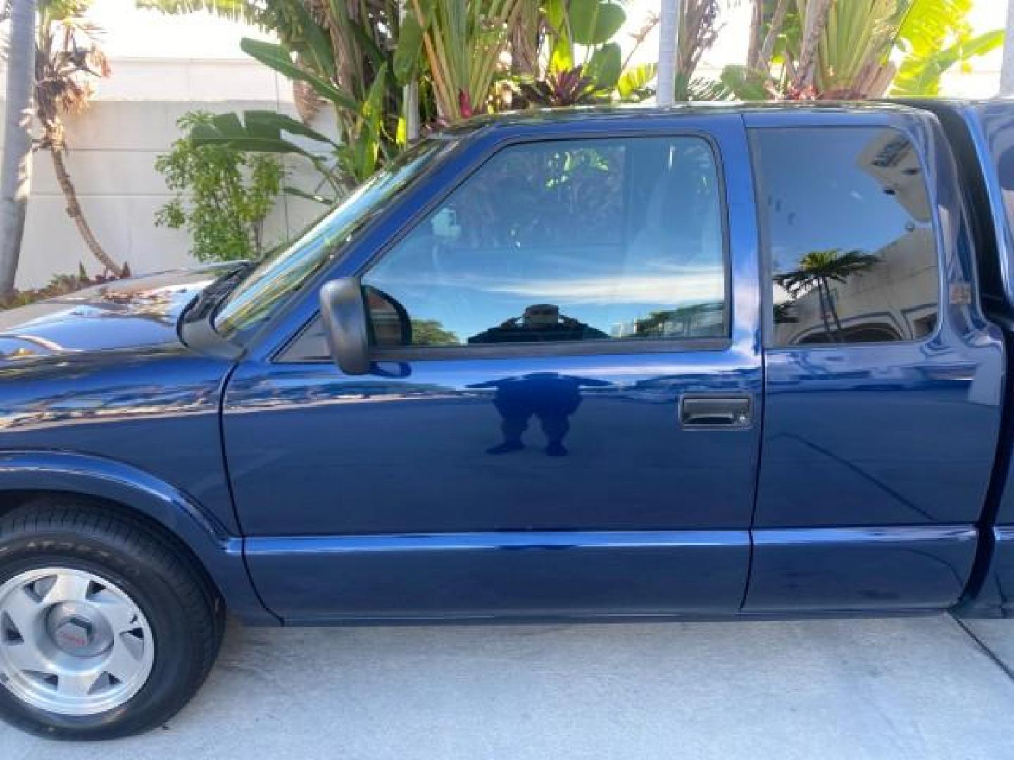2001 Indigo Blue Metallic /Graphite GMC Sonoma X CAB SLS LOW MILES 70,869 (1GTCS19W618) with an 4.3L Vortec 1000 SFI V6 Engine engine, Automatic transmission, located at 4701 North Dixie Hwy, Pompano Beach, FL, 33064, (954) 422-2889, 26.240938, -80.123474 - OUR WEBPAGE FLORIDACARS1.COM HAS OVER 100 PHOTOS AND FREE CARFAX LINK 2001 GMC SONOMA SL EXTRACAB AUTO AC VIN: 1GTCS19W618237485 1 G T C S 1 9 W 6 1 8 2 3 7 4 8 5 CLUB CAB PICKUP 4.3L V6 F GASOLINE REAR WHEEL DRIVE Features ABS Brakes Air Conditioning Alloy Wheels AM/FM Stereo Automatic Transmission - Photo#37