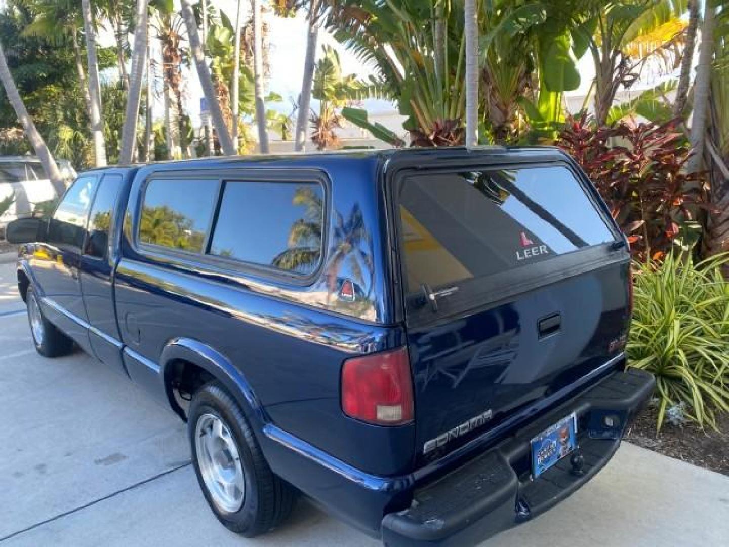 2001 Indigo Blue Metallic /Graphite GMC Sonoma X CAB SLS LOW MILES 70,869 (1GTCS19W618) with an 4.3L Vortec 1000 SFI V6 Engine engine, Automatic transmission, located at 4701 North Dixie Hwy, Pompano Beach, FL, 33064, (954) 422-2889, 26.240938, -80.123474 - OUR WEBPAGE FLORIDACARS1.COM HAS OVER 100 PHOTOS AND FREE CARFAX LINK 2001 GMC SONOMA SL EXTRACAB AUTO AC VIN: 1GTCS19W618237485 1 G T C S 1 9 W 6 1 8 2 3 7 4 8 5 CLUB CAB PICKUP 4.3L V6 F GASOLINE REAR WHEEL DRIVE Features ABS Brakes Air Conditioning Alloy Wheels AM/FM Stereo Automatic Transmission - Photo#74