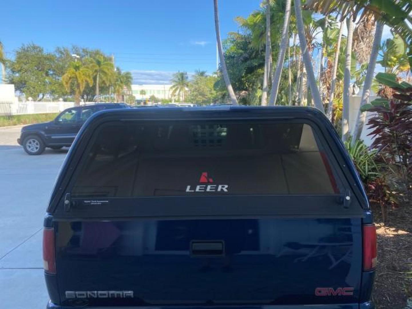 2001 Indigo Blue Metallic /Graphite GMC Sonoma X CAB SLS LOW MILES 70,869 (1GTCS19W618) with an 4.3L Vortec 1000 SFI V6 Engine engine, Automatic transmission, located at 4701 North Dixie Hwy, Pompano Beach, FL, 33064, (954) 422-2889, 26.240938, -80.123474 - OUR WEBPAGE FLORIDACARS1.COM HAS OVER 100 PHOTOS AND FREE CARFAX LINK 2001 GMC SONOMA SL EXTRACAB AUTO AC VIN: 1GTCS19W618237485 1 G T C S 1 9 W 6 1 8 2 3 7 4 8 5 CLUB CAB PICKUP 4.3L V6 F GASOLINE REAR WHEEL DRIVE Features ABS Brakes Air Conditioning Alloy Wheels AM/FM Stereo Automatic Transmission - Photo#77