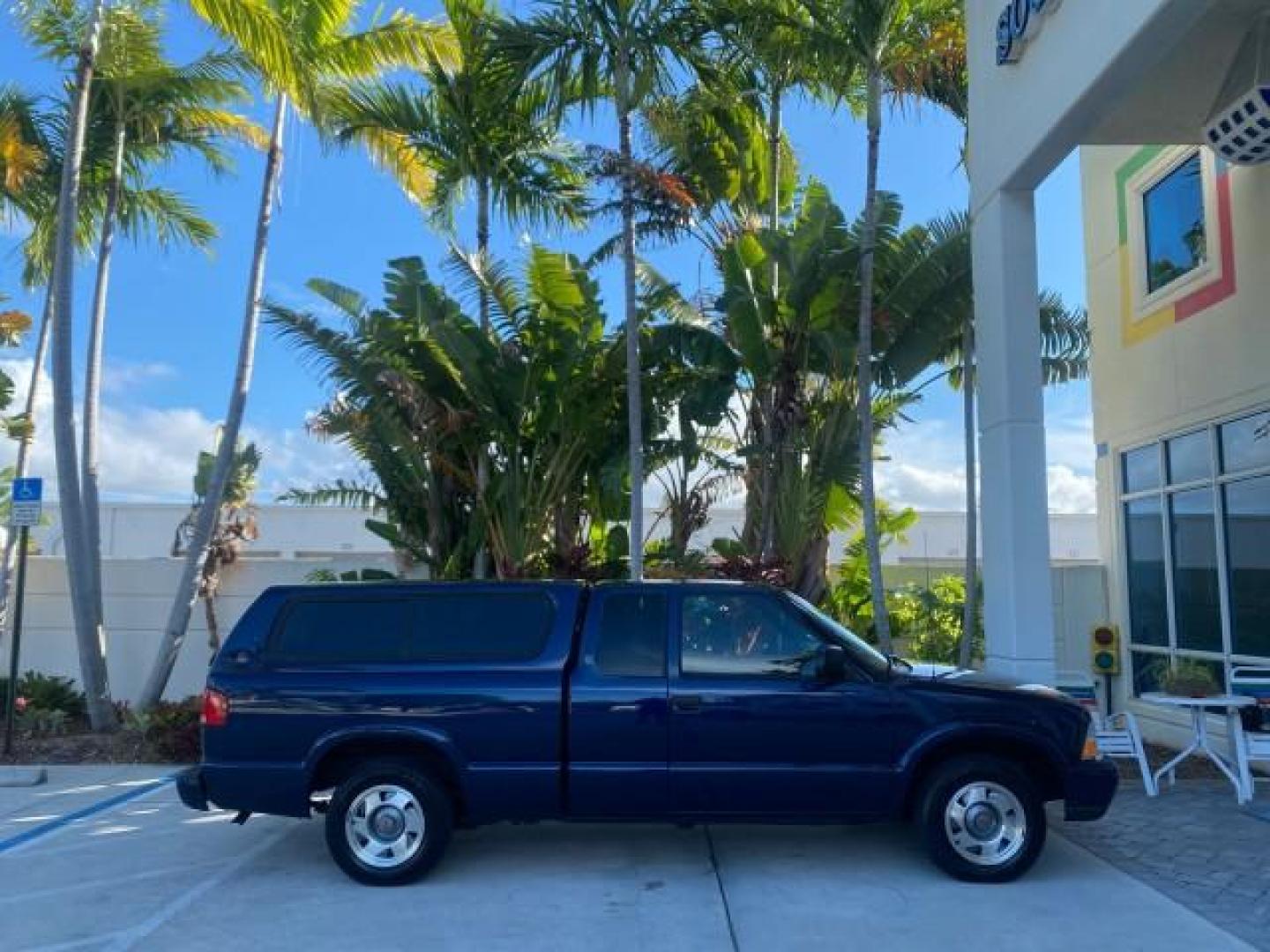2001 Indigo Blue Metallic /Graphite GMC Sonoma X CAB SLS LOW MILES 70,869 (1GTCS19W618) with an 4.3L Vortec 1000 SFI V6 Engine engine, Automatic transmission, located at 4701 North Dixie Hwy, Pompano Beach, FL, 33064, (954) 422-2889, 26.240938, -80.123474 - OUR WEBPAGE FLORIDACARS1.COM HAS OVER 100 PHOTOS AND FREE CARFAX LINK 2001 GMC SONOMA SL EXTRACAB AUTO AC VIN: 1GTCS19W618237485 1 G T C S 1 9 W 6 1 8 2 3 7 4 8 5 CLUB CAB PICKUP 4.3L V6 F GASOLINE REAR WHEEL DRIVE Features ABS Brakes Air Conditioning Alloy Wheels AM/FM Stereo Automatic Transmission - Photo#92