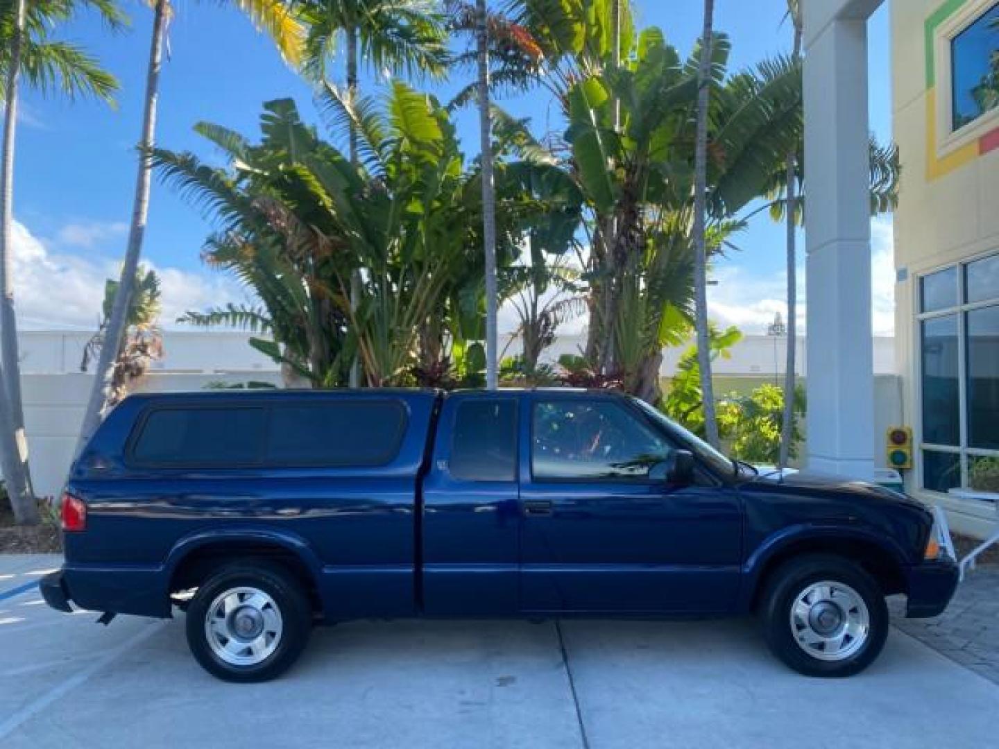 2001 Indigo Blue Metallic /Graphite GMC Sonoma X CAB SLS LOW MILES 70,869 (1GTCS19W618) with an 4.3L Vortec 1000 SFI V6 Engine engine, Automatic transmission, located at 4701 North Dixie Hwy, Pompano Beach, FL, 33064, (954) 422-2889, 26.240938, -80.123474 - OUR WEBPAGE FLORIDACARS1.COM HAS OVER 100 PHOTOS AND FREE CARFAX LINK 2001 GMC SONOMA SL EXTRACAB AUTO AC VIN: 1GTCS19W618237485 1 G T C S 1 9 W 6 1 8 2 3 7 4 8 5 CLUB CAB PICKUP 4.3L V6 F GASOLINE REAR WHEEL DRIVE Features ABS Brakes Air Conditioning Alloy Wheels AM/FM Stereo Automatic Transmission - Photo#93