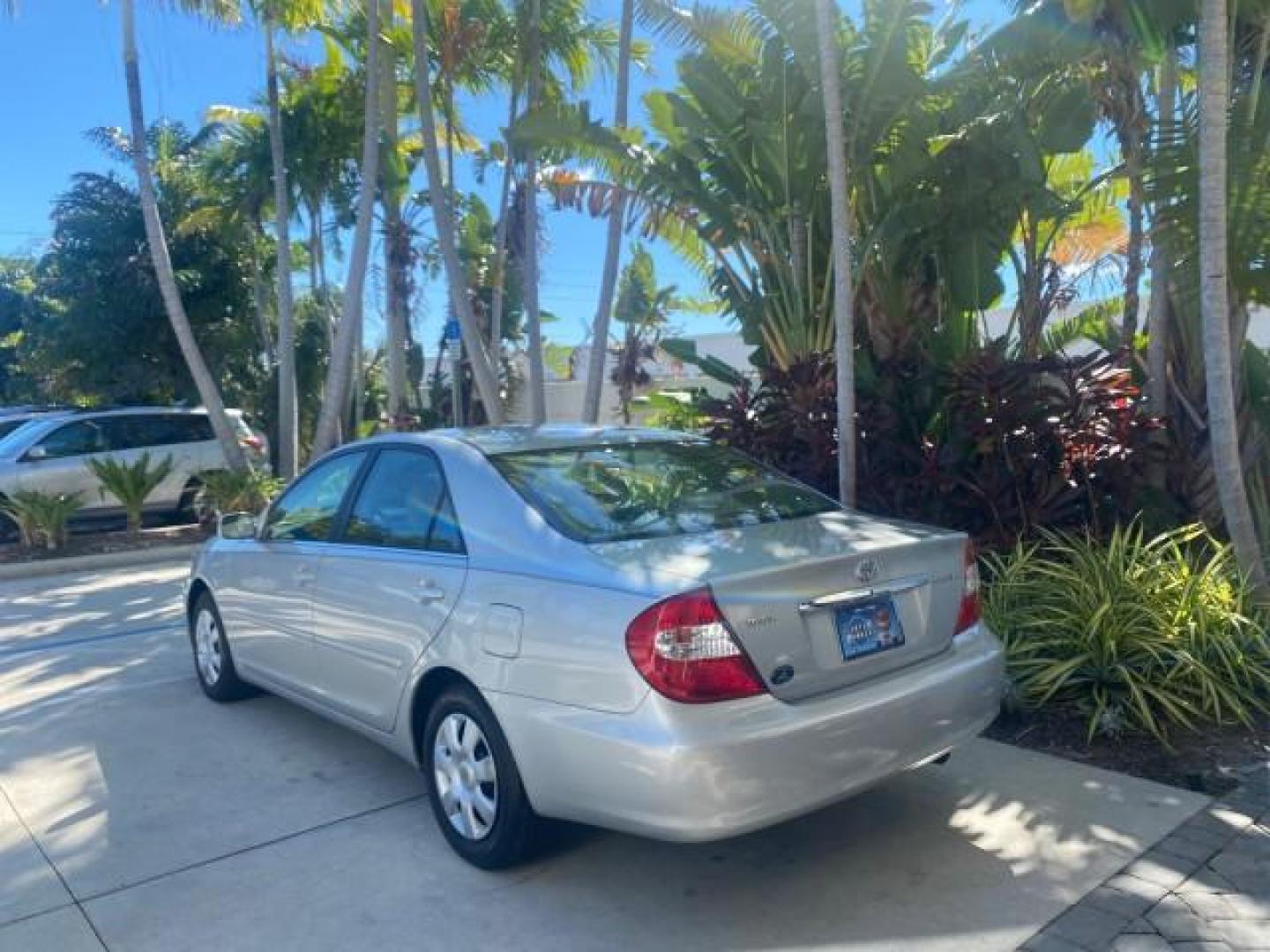 2002 Desert Sand Mica /Stone Toyota Camry LE LOW MILES 66,209 1 OWNER (4T1BE32K82U) with an 2.4L Twin-Cam EFI 16-Valve 4-Cyl Engine engine, Automatic transmission, located at 4701 North Dixie Hwy, Pompano Beach, FL, 33064, (954) 422-2889, 26.240938, -80.123474 - OUR WEBPAGE FLORIDACARS1.COM HAS OVER 100 PHOTOS AND FREE CARFAX LINK 2002 TOYOTA CAMRY LE AUTO ICE COLD AC VIN: 4T1BE32K82U112501 4 T 1 B E 3 2 K 8 2 U 1 1 2 5 0 1 SEDAN 4 DR 2.4L I4 F DOHC 16V GASOLINE 32 MPG FRONT WHEEL DRIVE Features ABS Brakes Air Conditioning AM/FM Stereo Automatic Transmissio - Photo#5