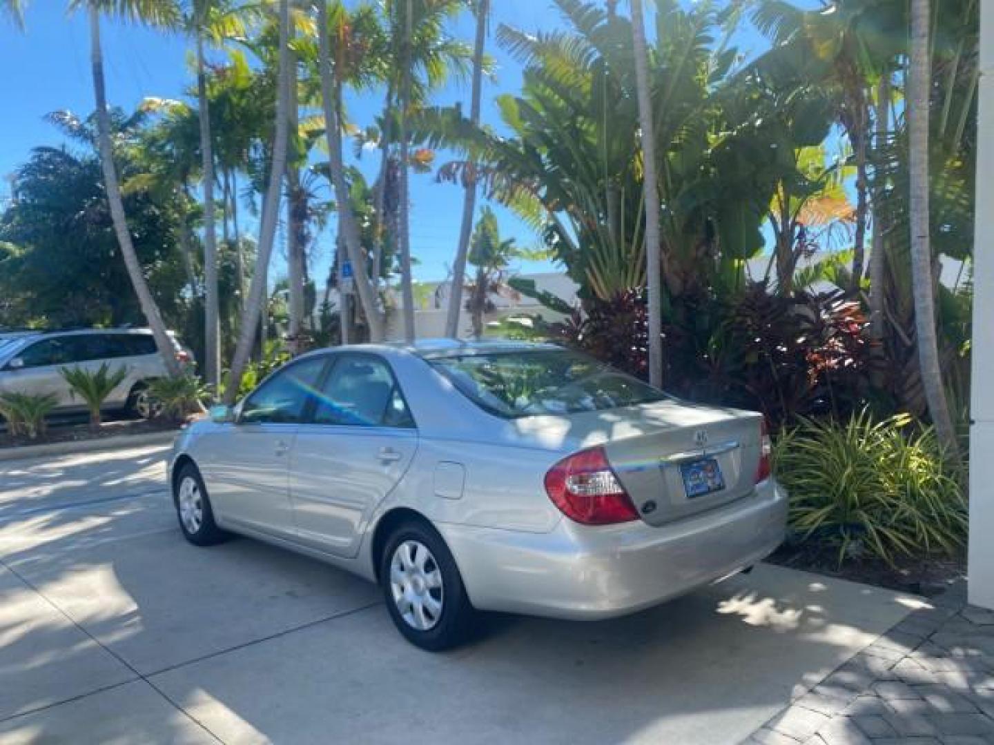 2002 Desert Sand Mica /Stone Toyota Camry LE LOW MILES 66,209 1 OWNER (4T1BE32K82U) with an 2.4L Twin-Cam EFI 16-Valve 4-Cyl Engine engine, Automatic transmission, located at 4701 North Dixie Hwy, Pompano Beach, FL, 33064, (954) 422-2889, 26.240938, -80.123474 - OUR WEBPAGE FLORIDACARS1.COM HAS OVER 100 PHOTOS AND FREE CARFAX LINK 2002 TOYOTA CAMRY LE AUTO ICE COLD AC VIN: 4T1BE32K82U112501 4 T 1 B E 3 2 K 8 2 U 1 1 2 5 0 1 SEDAN 4 DR 2.4L I4 F DOHC 16V GASOLINE 32 MPG FRONT WHEEL DRIVE Features ABS Brakes Air Conditioning AM/FM Stereo Automatic Transmissio - Photo#33