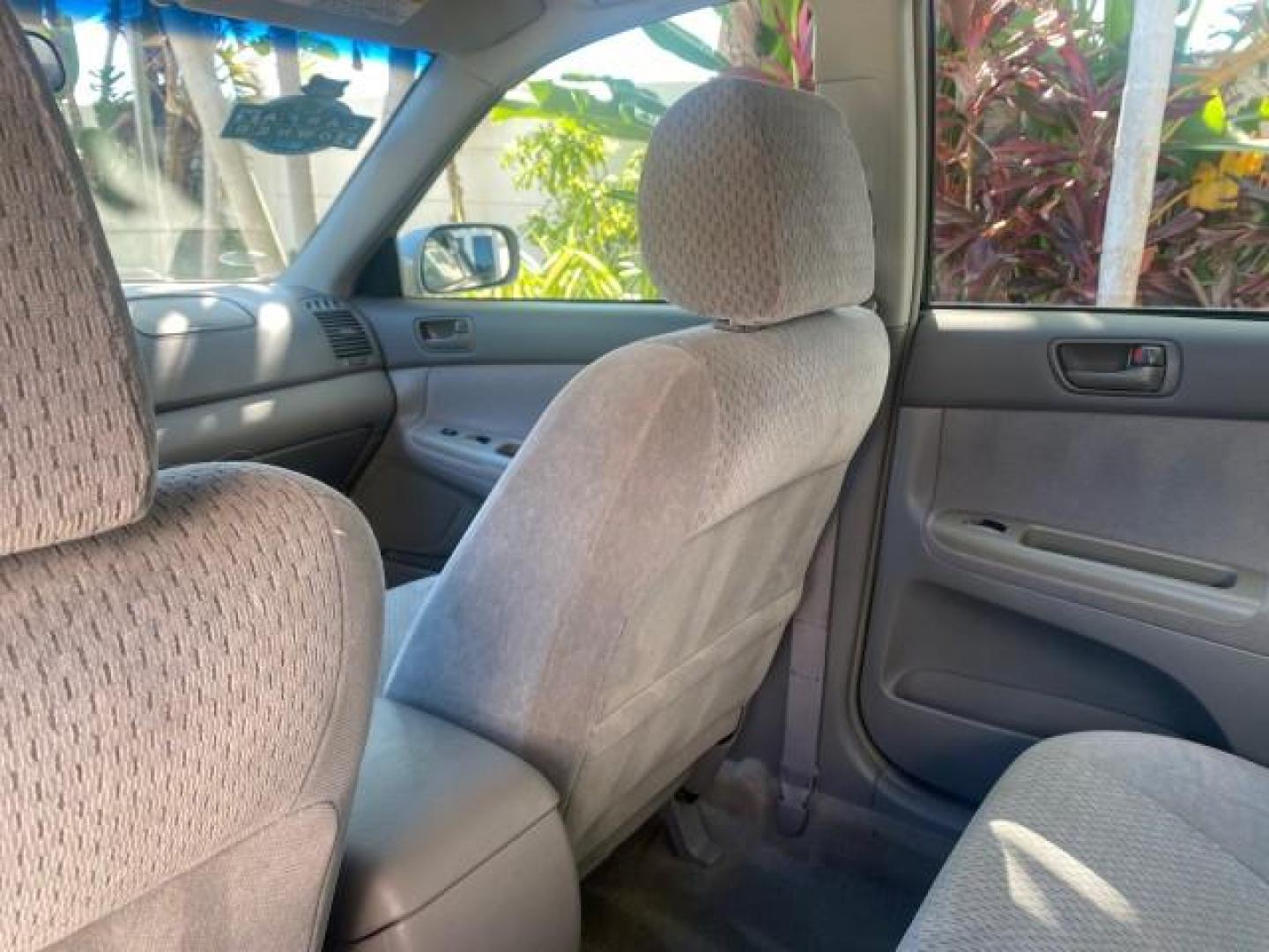 2002 Desert Sand Mica /Stone Toyota Camry LE LOW MILES 66,209 1 OWNER (4T1BE32K82U) with an 2.4L Twin-Cam EFI 16-Valve 4-Cyl Engine engine, Automatic transmission, located at 4701 North Dixie Hwy, Pompano Beach, FL, 33064, (954) 422-2889, 26.240938, -80.123474 - OUR WEBPAGE FLORIDACARS1.COM HAS OVER 100 PHOTOS AND FREE CARFAX LINK 2002 TOYOTA CAMRY LE AUTO ICE COLD AC VIN: 4T1BE32K82U112501 4 T 1 B E 3 2 K 8 2 U 1 1 2 5 0 1 SEDAN 4 DR 2.4L I4 F DOHC 16V GASOLINE 32 MPG FRONT WHEEL DRIVE Features ABS Brakes Air Conditioning AM/FM Stereo Automatic Transmissio - Photo#81