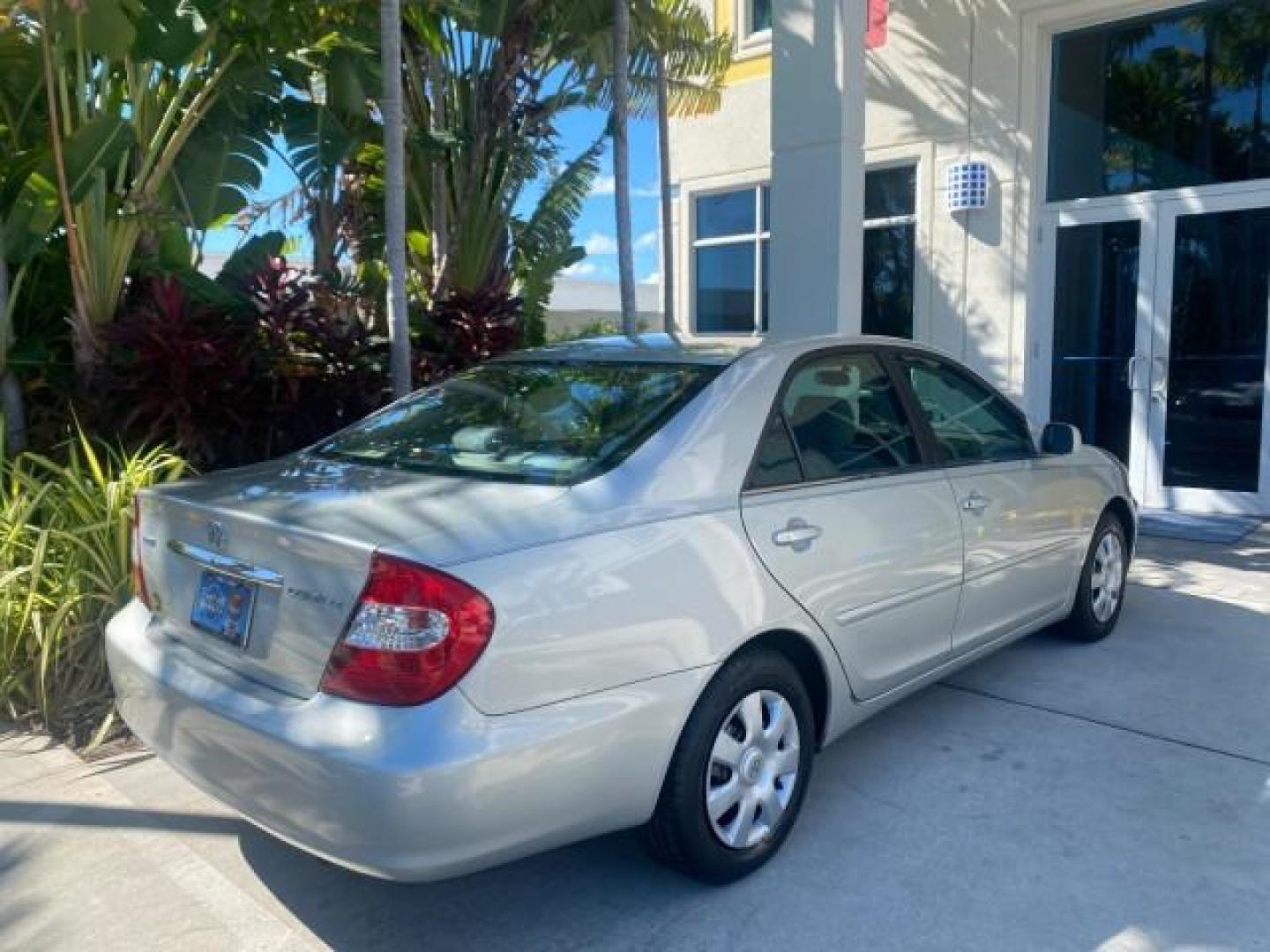 2002 Desert Sand Mica /Stone Toyota Camry LE LOW MILES 66,209 1 OWNER (4T1BE32K82U) with an 2.4L Twin-Cam EFI 16-Valve 4-Cyl Engine engine, Automatic transmission, located at 4701 North Dixie Hwy, Pompano Beach, FL, 33064, (954) 422-2889, 26.240938, -80.123474 - OUR WEBPAGE FLORIDACARS1.COM HAS OVER 100 PHOTOS AND FREE CARFAX LINK 2002 TOYOTA CAMRY LE AUTO ICE COLD AC VIN: 4T1BE32K82U112501 4 T 1 B E 3 2 K 8 2 U 1 1 2 5 0 1 SEDAN 4 DR 2.4L I4 F DOHC 16V GASOLINE 32 MPG FRONT WHEEL DRIVE Features ABS Brakes Air Conditioning AM/FM Stereo Automatic Transmissio - Photo#99