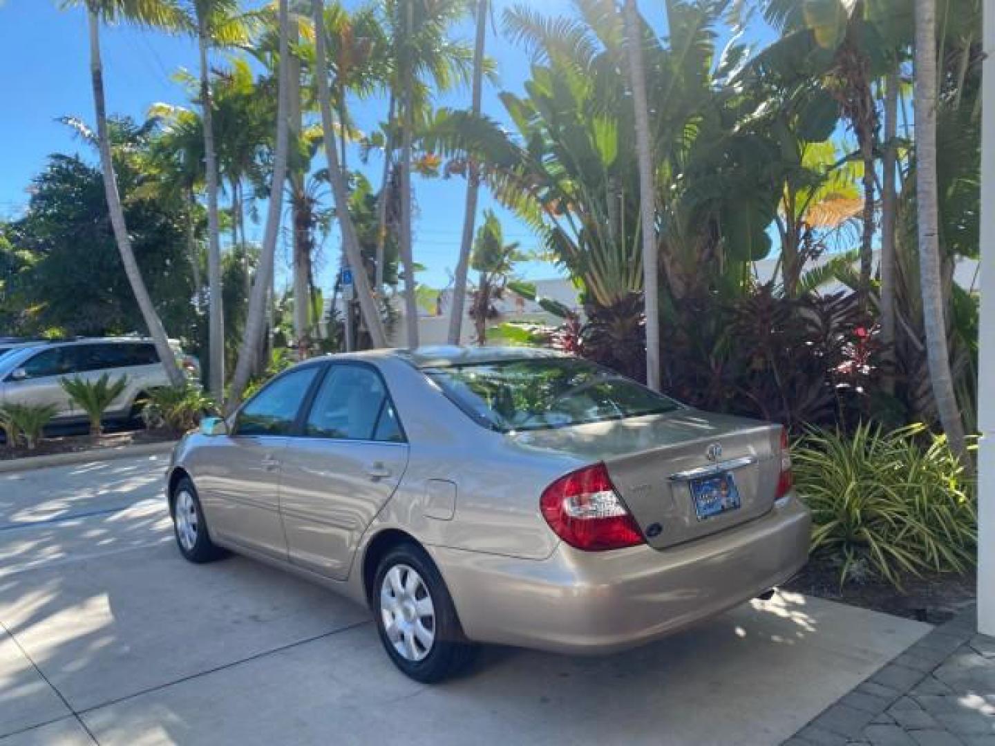 2004 Desert Sand Mica /Taupe Toyota Camry LE LOW MILES 25,414 ACTUAL (4T1BE32K04U) with an 2.4L DOHC MPFI Vvti 16-Valve 4-Cyl Engine engine, Automatic transmission, located at 4701 North Dixie Hwy, Pompano Beach, FL, 33064, (954) 422-2889, 26.240938, -80.123474 - OUR WEBPAGE FLORIDACARS1.COM HAS OVER 100 PHOTOS AND FREE CARFAX LINK 2004 TOYOTA CAMRY LE VIN: 4T1BE32K04U806344 4 T 1 B E 3 2 K 0 4 U 8 0 6 3 4 4 SEDAN 4 DR 2.4L I4 F DOHC 16V GASOLINE 32 MPG FRONT WHEEL DRIVE Features ABS Brakes Air Conditioning AM/FM Stereo Automatic Transmission Cassette Player - Photo#5