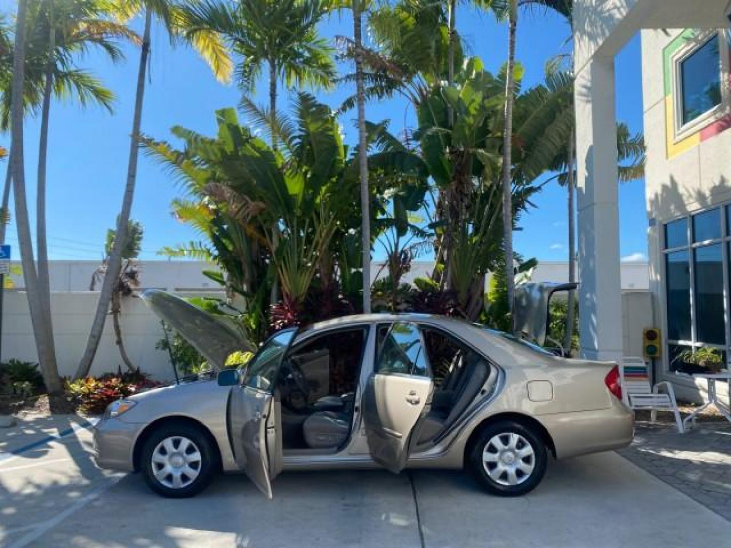 2004 Desert Sand Mica /Taupe Toyota Camry LE LOW MILES 25,414 ACTUAL (4T1BE32K04U) with an 2.4L DOHC MPFI Vvti 16-Valve 4-Cyl Engine engine, Automatic transmission, located at 4701 North Dixie Hwy, Pompano Beach, FL, 33064, (954) 422-2889, 26.240938, -80.123474 - OUR WEBPAGE FLORIDACARS1.COM HAS OVER 100 PHOTOS AND FREE CARFAX LINK 2004 TOYOTA CAMRY LE VIN: 4T1BE32K04U806344 4 T 1 B E 3 2 K 0 4 U 8 0 6 3 4 4 SEDAN 4 DR 2.4L I4 F DOHC 16V GASOLINE 32 MPG FRONT WHEEL DRIVE Features ABS Brakes Air Conditioning AM/FM Stereo Automatic Transmission Cassette Player - Photo#8