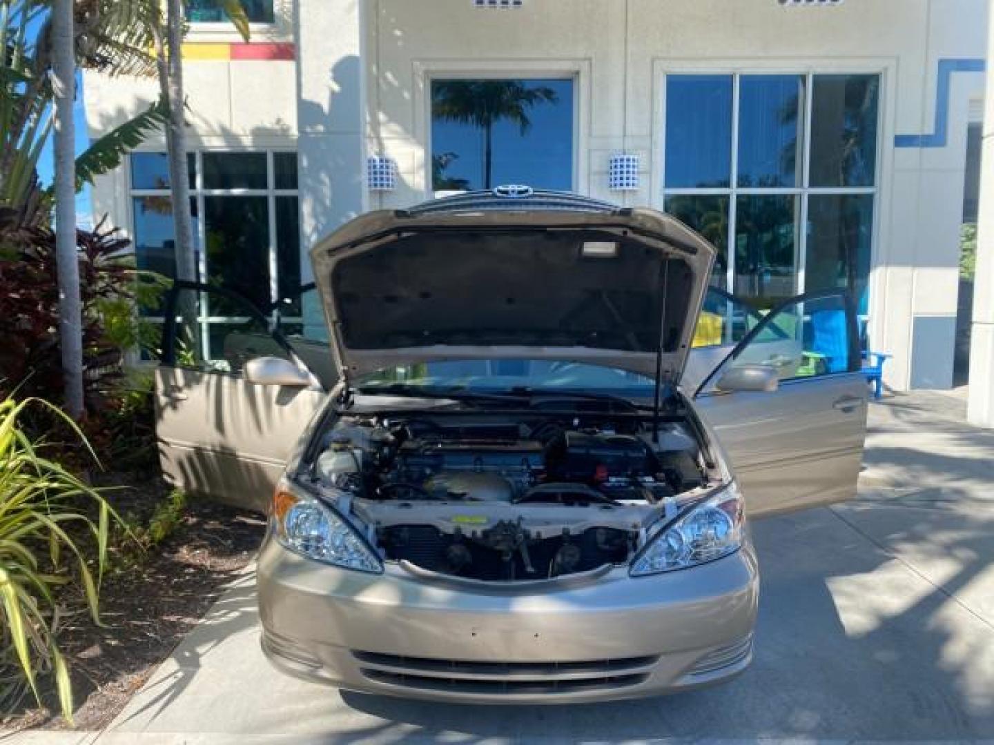 2004 Desert Sand Mica /Taupe Toyota Camry LE LOW MILES 25,414 ACTUAL (4T1BE32K04U) with an 2.4L DOHC MPFI Vvti 16-Valve 4-Cyl Engine engine, Automatic transmission, located at 4701 North Dixie Hwy, Pompano Beach, FL, 33064, (954) 422-2889, 26.240938, -80.123474 - OUR WEBPAGE FLORIDACARS1.COM HAS OVER 100 PHOTOS AND FREE CARFAX LINK 2004 TOYOTA CAMRY LE VIN: 4T1BE32K04U806344 4 T 1 B E 3 2 K 0 4 U 8 0 6 3 4 4 SEDAN 4 DR 2.4L I4 F DOHC 16V GASOLINE 32 MPG FRONT WHEEL DRIVE Features ABS Brakes Air Conditioning AM/FM Stereo Automatic Transmission Cassette Player - Photo#17