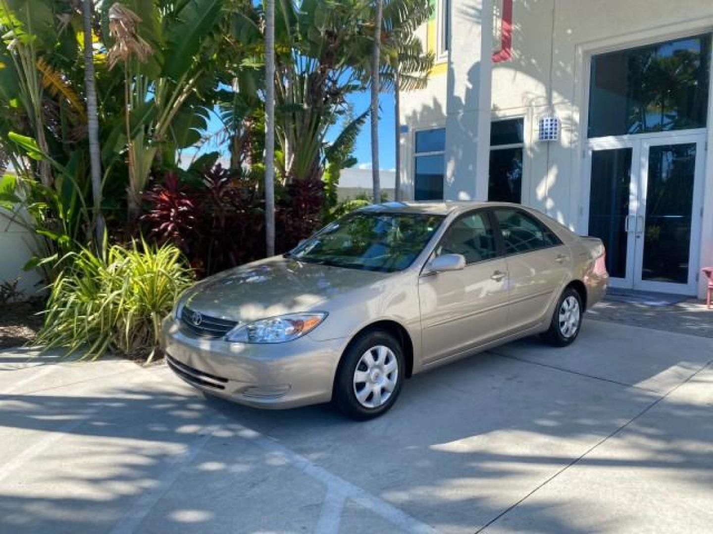 2004 Desert Sand Mica /Taupe Toyota Camry LE LOW MILES 25,414 ACTUAL (4T1BE32K04U) with an 2.4L DOHC MPFI Vvti 16-Valve 4-Cyl Engine engine, Automatic transmission, located at 4701 North Dixie Hwy, Pompano Beach, FL, 33064, (954) 422-2889, 26.240938, -80.123474 - OUR WEBPAGE FLORIDACARS1.COM HAS OVER 100 PHOTOS AND FREE CARFAX LINK 2004 TOYOTA CAMRY LE VIN: 4T1BE32K04U806344 4 T 1 B E 3 2 K 0 4 U 8 0 6 3 4 4 SEDAN 4 DR 2.4L I4 F DOHC 16V GASOLINE 32 MPG FRONT WHEEL DRIVE Features ABS Brakes Air Conditioning AM/FM Stereo Automatic Transmission Cassette Player - Photo#29