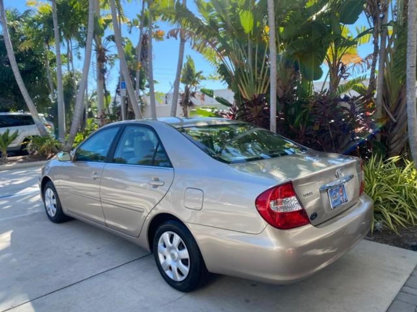 2004 Desert Sand Mica /Taupe Toyota Camry LE LOW MILES 25,414 ACTUAL (4T1BE32K04U) with an 2.4L DOHC MPFI Vvti 16-Valve 4-Cyl Engine engine, Automatic transmission, located at 4701 North Dixie Hwy, Pompano Beach, FL, 33064, (954) 422-2889, 26.240938, -80.123474 - OUR WEBPAGE FLORIDACARS1.COM HAS OVER 100 PHOTOS AND FREE CARFAX LINK 2004 TOYOTA CAMRY LE VIN: 4T1BE32K04U806344 4 T 1 B E 3 2 K 0 4 U 8 0 6 3 4 4 SEDAN 4 DR 2.4L I4 F DOHC 16V GASOLINE 32 MPG FRONT WHEEL DRIVE Features ABS Brakes Air Conditioning AM/FM Stereo Automatic Transmission Cassette Player - Photo#34
