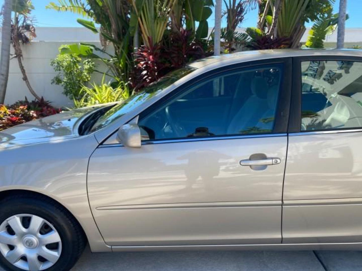 2004 Desert Sand Mica /Taupe Toyota Camry LE LOW MILES 25,414 ACTUAL (4T1BE32K04U) with an 2.4L DOHC MPFI Vvti 16-Valve 4-Cyl Engine engine, Automatic transmission, located at 4701 North Dixie Hwy, Pompano Beach, FL, 33064, (954) 422-2889, 26.240938, -80.123474 - OUR WEBPAGE FLORIDACARS1.COM HAS OVER 100 PHOTOS AND FREE CARFAX LINK 2004 TOYOTA CAMRY LE VIN: 4T1BE32K04U806344 4 T 1 B E 3 2 K 0 4 U 8 0 6 3 4 4 SEDAN 4 DR 2.4L I4 F DOHC 16V GASOLINE 32 MPG FRONT WHEEL DRIVE Features ABS Brakes Air Conditioning AM/FM Stereo Automatic Transmission Cassette Player - Photo#37