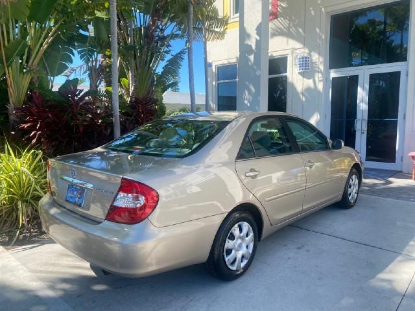 2004 Desert Sand Mica /Taupe Toyota Camry LE LOW MILES 25,414 ACTUAL (4T1BE32K04U) with an 2.4L DOHC MPFI Vvti 16-Valve 4-Cyl Engine engine, Automatic transmission, located at 4701 North Dixie Hwy, Pompano Beach, FL, 33064, (954) 422-2889, 26.240938, -80.123474 - OUR WEBPAGE FLORIDACARS1.COM HAS OVER 100 PHOTOS AND FREE CARFAX LINK 2004 TOYOTA CAMRY LE VIN: 4T1BE32K04U806344 4 T 1 B E 3 2 K 0 4 U 8 0 6 3 4 4 SEDAN 4 DR 2.4L I4 F DOHC 16V GASOLINE 32 MPG FRONT WHEEL DRIVE Features ABS Brakes Air Conditioning AM/FM Stereo Automatic Transmission Cassette Player - Photo#99