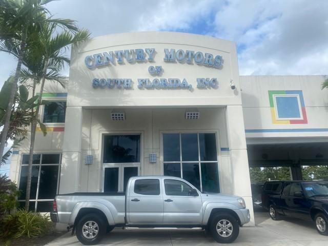 2006 Silver Streak Mica /Graphite Toyota Tacoma 1 OWNER 4WD CREW CAB (3TMMU52N46M) with an 4.0L DOHC EFI 24-Valve V6 VVT-i Engine engine, Automatic transmission, located at 4701 North Dixie Hwy, Pompano Beach, FL, 33064, (954) 422-2889, 26.240938, -80.123474 - OUR WEBPAGE FLORIDACARS1.COM HAS OVER 100 PHOTOS AND FREE CARFAX LINK 2006 TOYOTA TACOMA V6 4 DOOR CREW CAB VIN: 3TMMU52N46M001928 3 T M M U 5 2 N 4 6 M 0 0 1 9 2 8 CREW PICKUP 4.0L V6 F DOHC 24V GASOLINE 21 MPG REAR WHEEL DRIVE W/ 4X4 Features 4WD/AWD ABS Brakes Air Conditioning Alloy Wheels AM/FM - Photo#0