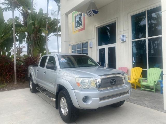 2006 Silver Streak Mica /Graphite Toyota Tacoma 1 OWNER 4WD CREW CAB (3TMMU52N46M) with an 4.0L DOHC EFI 24-Valve V6 VVT-i Engine engine, Automatic transmission, located at 4701 North Dixie Hwy, Pompano Beach, FL, 33064, (954) 422-2889, 26.240938, -80.123474 - OUR WEBPAGE FLORIDACARS1.COM HAS OVER 100 PHOTOS AND FREE CARFAX LINK 2006 TOYOTA TACOMA V6 4 DOOR CREW CAB VIN: 3TMMU52N46M001928 3 T M M U 5 2 N 4 6 M 0 0 1 9 2 8 CREW PICKUP 4.0L V6 F DOHC 24V GASOLINE 21 MPG REAR WHEEL DRIVE W/ 4X4 Features 4WD/AWD ABS Brakes Air Conditioning Alloy Wheels AM/FM - Photo#1