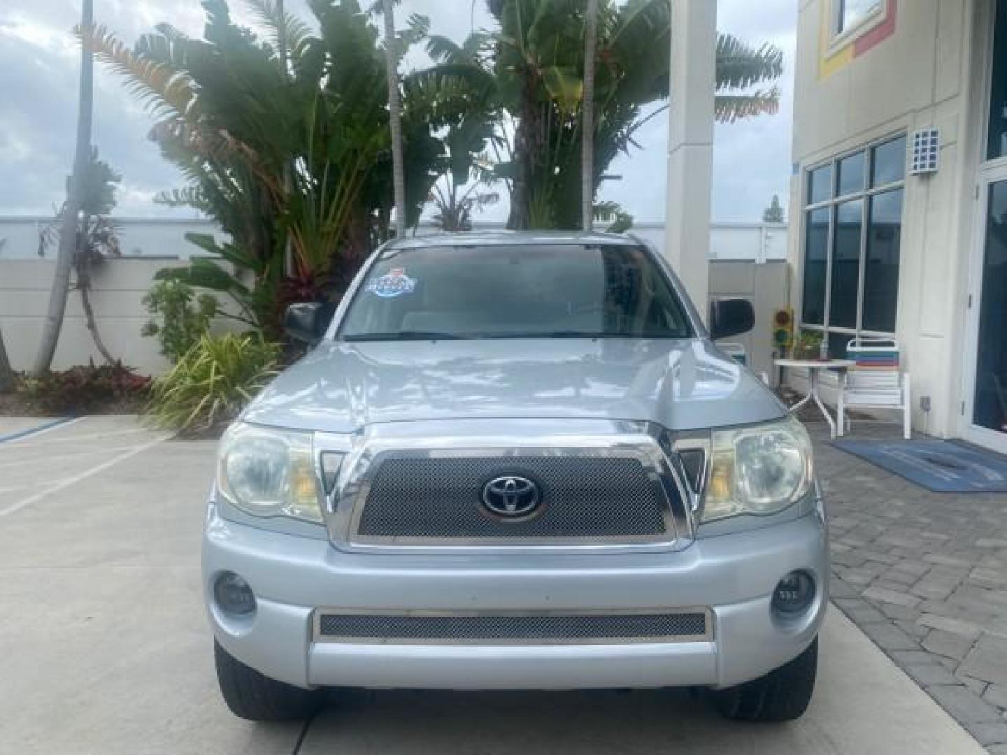 2006 Silver Streak Mica /Graphite Toyota Tacoma 1 OWNER 4WD CREW CAB (3TMMU52N46M) with an 4.0L DOHC EFI 24-Valve V6 VVT-i Engine engine, Automatic transmission, located at 4701 North Dixie Hwy, Pompano Beach, FL, 33064, (954) 422-2889, 26.240938, -80.123474 - OUR WEBPAGE FLORIDACARS1.COM HAS OVER 100 PHOTOS AND FREE CARFAX LINK 2006 TOYOTA TACOMA V6 4 DOOR CREW CAB VIN: 3TMMU52N46M001928 3 T M M U 5 2 N 4 6 M 0 0 1 9 2 8 CREW PICKUP 4.0L V6 F DOHC 24V GASOLINE 21 MPG REAR WHEEL DRIVE W/ 4X4 Features 4WD/AWD ABS Brakes Air Conditioning Alloy Wheels AM/FM - Photo#2