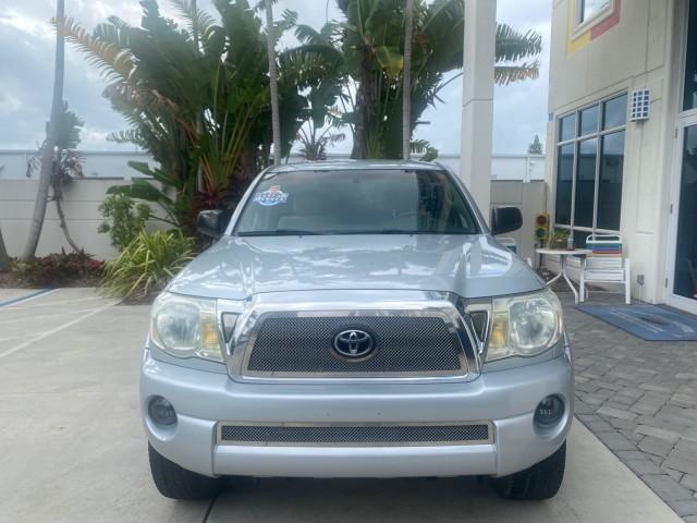 2006 Silver Streak Mica /Graphite Toyota Tacoma 1 OWNER 4WD CREW CAB (3TMMU52N46M) with an 4.0L DOHC EFI 24-Valve V6 VVT-i Engine engine, Automatic transmission, located at 4701 North Dixie Hwy, Pompano Beach, FL, 33064, (954) 422-2889, 26.240938, -80.123474 - OUR WEBPAGE FLORIDACARS1.COM HAS OVER 100 PHOTOS AND FREE CARFAX LINK 2006 TOYOTA TACOMA V6 4 DOOR CREW CAB VIN: 3TMMU52N46M001928 3 T M M U 5 2 N 4 6 M 0 0 1 9 2 8 CREW PICKUP 4.0L V6 F DOHC 24V GASOLINE 21 MPG REAR WHEEL DRIVE W/ 4X4 Features 4WD/AWD ABS Brakes Air Conditioning Alloy Wheels AM/FM - Photo#2