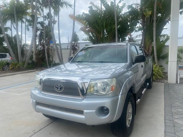 2006 Silver Streak Mica /Graphite Toyota Tacoma 1 OWNER 4WD CREW CAB (3TMMU52N46M) with an 4.0L DOHC EFI 24-Valve V6 VVT-i Engine engine, Automatic transmission, located at 4701 North Dixie Hwy, Pompano Beach, FL, 33064, (954) 422-2889, 26.240938, -80.123474 - OUR WEBPAGE FLORIDACARS1.COM HAS OVER 100 PHOTOS AND FREE CARFAX LINK 2006 TOYOTA TACOMA V6 4 DOOR CREW CAB VIN: 3TMMU52N46M001928 3 T M M U 5 2 N 4 6 M 0 0 1 9 2 8 CREW PICKUP 4.0L V6 F DOHC 24V GASOLINE 21 MPG REAR WHEEL DRIVE W/ 4X4 Features 4WD/AWD ABS Brakes Air Conditioning Alloy Wheels AM/FM - Photo#3