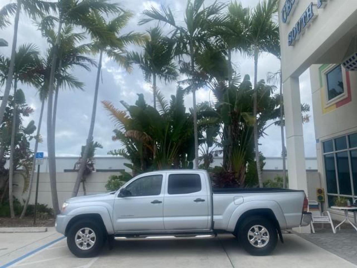 2006 Silver Streak Mica /Graphite Toyota Tacoma 1 OWNER 4WD CREW CAB (3TMMU52N46M) with an 4.0L DOHC EFI 24-Valve V6 VVT-i Engine engine, Automatic transmission, located at 4701 North Dixie Hwy, Pompano Beach, FL, 33064, (954) 422-2889, 26.240938, -80.123474 - OUR WEBPAGE FLORIDACARS1.COM HAS OVER 100 PHOTOS AND FREE CARFAX LINK 2006 TOYOTA TACOMA V6 4 DOOR CREW CAB VIN: 3TMMU52N46M001928 3 T M M U 5 2 N 4 6 M 0 0 1 9 2 8 CREW PICKUP 4.0L V6 F DOHC 24V GASOLINE 21 MPG REAR WHEEL DRIVE W/ 4X4 Features 4WD/AWD ABS Brakes Air Conditioning Alloy Wheels AM/FM - Photo#4