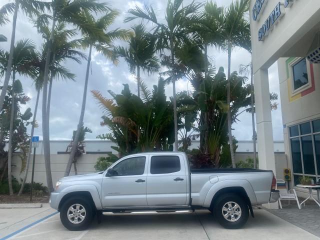 2006 Silver Streak Mica /Graphite Toyota Tacoma 1 OWNER 4WD CREW CAB (3TMMU52N46M) with an 4.0L DOHC EFI 24-Valve V6 VVT-i Engine engine, Automatic transmission, located at 4701 North Dixie Hwy, Pompano Beach, FL, 33064, (954) 422-2889, 26.240938, -80.123474 - OUR WEBPAGE FLORIDACARS1.COM HAS OVER 100 PHOTOS AND FREE CARFAX LINK 2006 TOYOTA TACOMA V6 4 DOOR CREW CAB VIN: 3TMMU52N46M001928 3 T M M U 5 2 N 4 6 M 0 0 1 9 2 8 CREW PICKUP 4.0L V6 F DOHC 24V GASOLINE 21 MPG REAR WHEEL DRIVE W/ 4X4 Features 4WD/AWD ABS Brakes Air Conditioning Alloy Wheels AM/FM - Photo#4