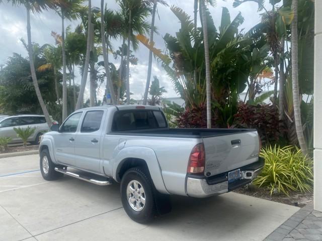 2006 Silver Streak Mica /Graphite Toyota Tacoma 1 OWNER 4WD CREW CAB (3TMMU52N46M) with an 4.0L DOHC EFI 24-Valve V6 VVT-i Engine engine, Automatic transmission, located at 4701 North Dixie Hwy, Pompano Beach, FL, 33064, (954) 422-2889, 26.240938, -80.123474 - OUR WEBPAGE FLORIDACARS1.COM HAS OVER 100 PHOTOS AND FREE CARFAX LINK 2006 TOYOTA TACOMA V6 4 DOOR CREW CAB VIN: 3TMMU52N46M001928 3 T M M U 5 2 N 4 6 M 0 0 1 9 2 8 CREW PICKUP 4.0L V6 F DOHC 24V GASOLINE 21 MPG REAR WHEEL DRIVE W/ 4X4 Features 4WD/AWD ABS Brakes Air Conditioning Alloy Wheels AM/FM - Photo#5