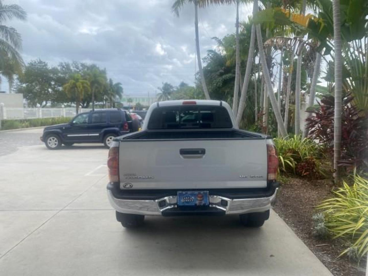 2006 Silver Streak Mica /Graphite Toyota Tacoma 1 OWNER 4WD CREW CAB (3TMMU52N46M) with an 4.0L DOHC EFI 24-Valve V6 VVT-i Engine engine, Automatic transmission, located at 4701 North Dixie Hwy, Pompano Beach, FL, 33064, (954) 422-2889, 26.240938, -80.123474 - OUR WEBPAGE FLORIDACARS1.COM HAS OVER 100 PHOTOS AND FREE CARFAX LINK 2006 TOYOTA TACOMA V6 4 DOOR CREW CAB VIN: 3TMMU52N46M001928 3 T M M U 5 2 N 4 6 M 0 0 1 9 2 8 CREW PICKUP 4.0L V6 F DOHC 24V GASOLINE 21 MPG REAR WHEEL DRIVE W/ 4X4 Features 4WD/AWD ABS Brakes Air Conditioning Alloy Wheels AM/FM - Photo#6