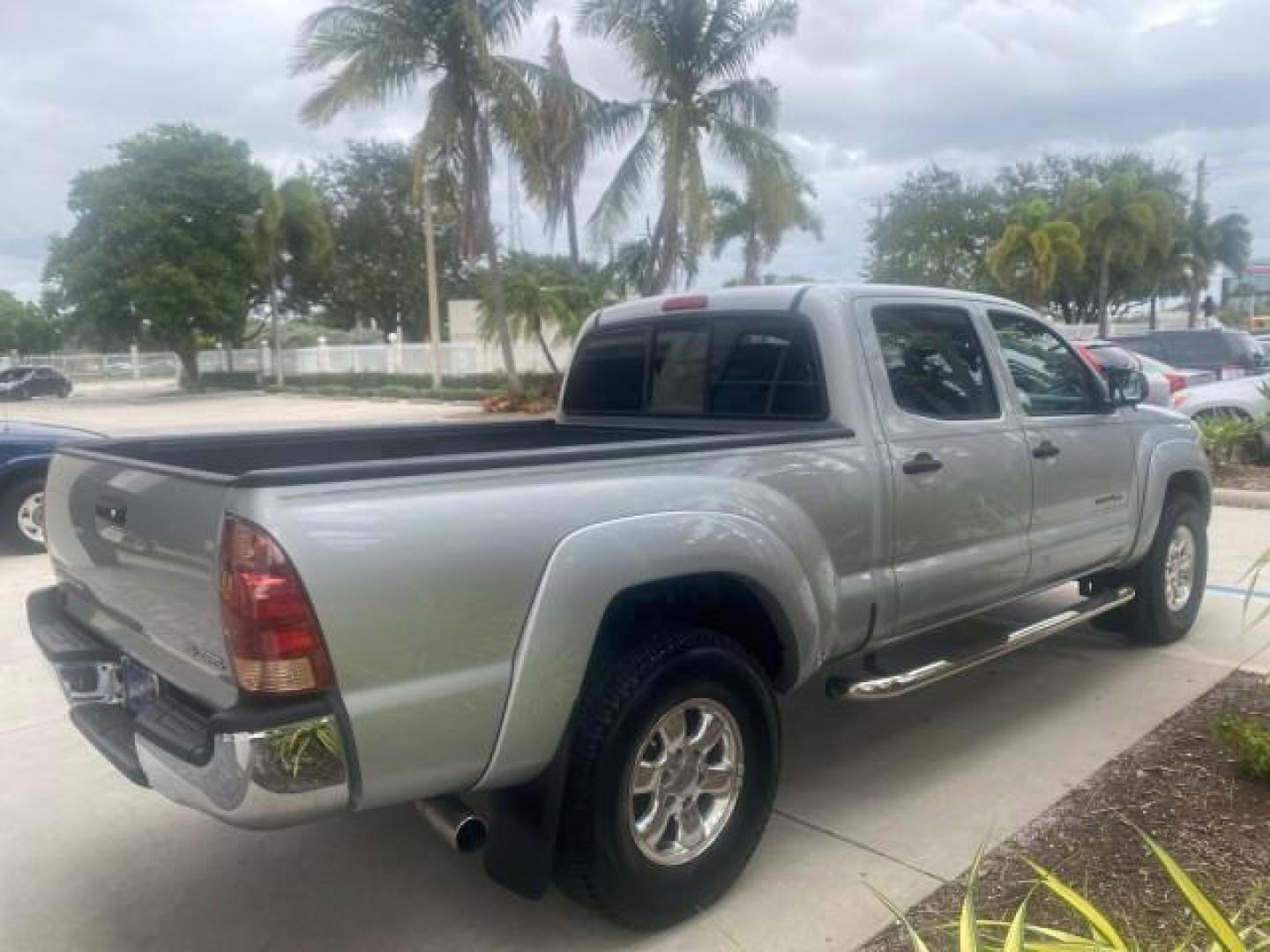 2006 Silver Streak Mica /Graphite Toyota Tacoma 1 OWNER 4WD CREW CAB (3TMMU52N46M) with an 4.0L DOHC EFI 24-Valve V6 VVT-i Engine engine, Automatic transmission, located at 4701 North Dixie Hwy, Pompano Beach, FL, 33064, (954) 422-2889, 26.240938, -80.123474 - OUR WEBPAGE FLORIDACARS1.COM HAS OVER 100 PHOTOS AND FREE CARFAX LINK 2006 TOYOTA TACOMA V6 4 DOOR CREW CAB VIN: 3TMMU52N46M001928 3 T M M U 5 2 N 4 6 M 0 0 1 9 2 8 CREW PICKUP 4.0L V6 F DOHC 24V GASOLINE 21 MPG REAR WHEEL DRIVE W/ 4X4 Features 4WD/AWD ABS Brakes Air Conditioning Alloy Wheels AM/FM - Photo#7