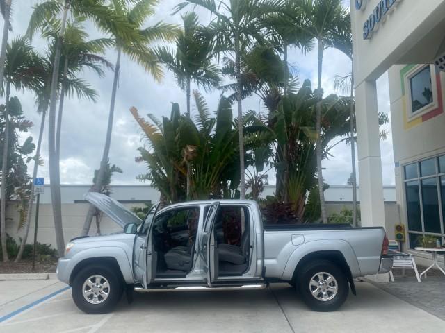 2006 Silver Streak Mica /Graphite Toyota Tacoma 1 OWNER 4WD CREW CAB (3TMMU52N46M) with an 4.0L DOHC EFI 24-Valve V6 VVT-i Engine engine, Automatic transmission, located at 4701 North Dixie Hwy, Pompano Beach, FL, 33064, (954) 422-2889, 26.240938, -80.123474 - OUR WEBPAGE FLORIDACARS1.COM HAS OVER 100 PHOTOS AND FREE CARFAX LINK 2006 TOYOTA TACOMA V6 4 DOOR CREW CAB VIN: 3TMMU52N46M001928 3 T M M U 5 2 N 4 6 M 0 0 1 9 2 8 CREW PICKUP 4.0L V6 F DOHC 24V GASOLINE 21 MPG REAR WHEEL DRIVE W/ 4X4 Features 4WD/AWD ABS Brakes Air Conditioning Alloy Wheels AM/FM - Photo#8