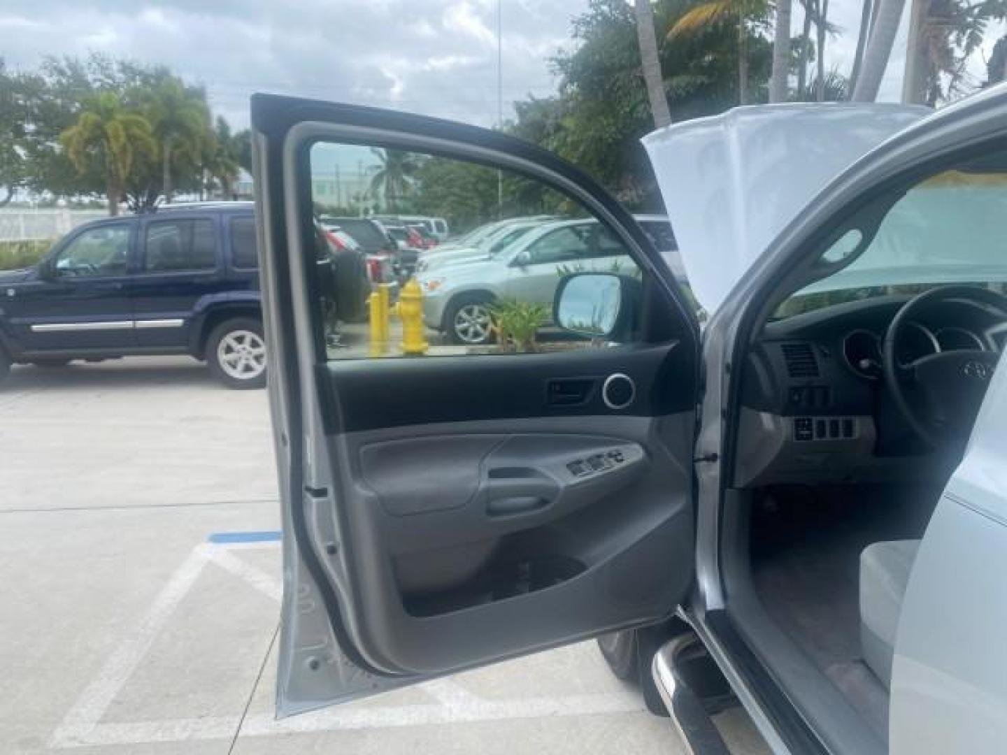2006 Silver Streak Mica /Graphite Toyota Tacoma 1 OWNER 4WD CREW CAB (3TMMU52N46M) with an 4.0L DOHC EFI 24-Valve V6 VVT-i Engine engine, Automatic transmission, located at 4701 North Dixie Hwy, Pompano Beach, FL, 33064, (954) 422-2889, 26.240938, -80.123474 - OUR WEBPAGE FLORIDACARS1.COM HAS OVER 100 PHOTOS AND FREE CARFAX LINK 2006 TOYOTA TACOMA V6 4 DOOR CREW CAB VIN: 3TMMU52N46M001928 3 T M M U 5 2 N 4 6 M 0 0 1 9 2 8 CREW PICKUP 4.0L V6 F DOHC 24V GASOLINE 21 MPG REAR WHEEL DRIVE W/ 4X4 Features 4WD/AWD ABS Brakes Air Conditioning Alloy Wheels AM/FM - Photo#9