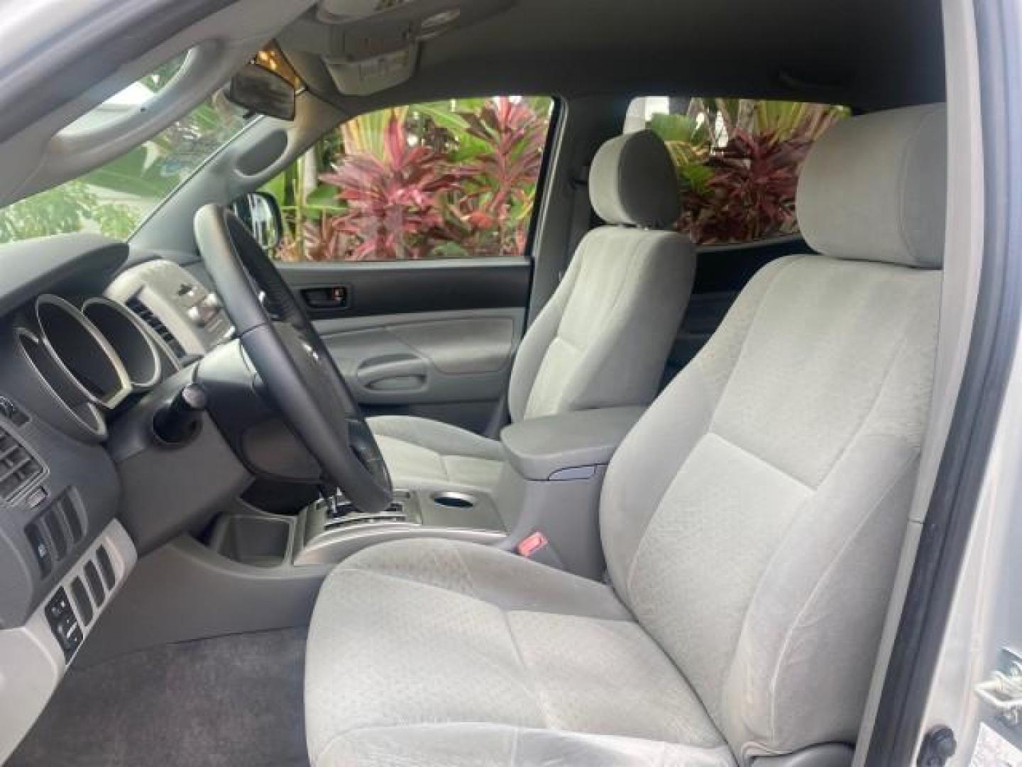 2006 Silver Streak Mica /Graphite Toyota Tacoma 1 OWNER 4WD CREW CAB (3TMMU52N46M) with an 4.0L DOHC EFI 24-Valve V6 VVT-i Engine engine, Automatic transmission, located at 4701 North Dixie Hwy, Pompano Beach, FL, 33064, (954) 422-2889, 26.240938, -80.123474 - OUR WEBPAGE FLORIDACARS1.COM HAS OVER 100 PHOTOS AND FREE CARFAX LINK 2006 TOYOTA TACOMA V6 4 DOOR CREW CAB VIN: 3TMMU52N46M001928 3 T M M U 5 2 N 4 6 M 0 0 1 9 2 8 CREW PICKUP 4.0L V6 F DOHC 24V GASOLINE 21 MPG REAR WHEEL DRIVE W/ 4X4 Features 4WD/AWD ABS Brakes Air Conditioning Alloy Wheels AM/FM - Photo#10