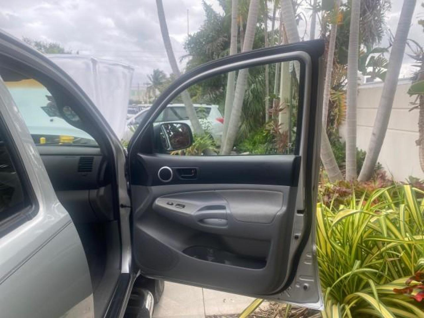 2006 Silver Streak Mica /Graphite Toyota Tacoma 1 OWNER 4WD CREW CAB (3TMMU52N46M) with an 4.0L DOHC EFI 24-Valve V6 VVT-i Engine engine, Automatic transmission, located at 4701 North Dixie Hwy, Pompano Beach, FL, 33064, (954) 422-2889, 26.240938, -80.123474 - OUR WEBPAGE FLORIDACARS1.COM HAS OVER 100 PHOTOS AND FREE CARFAX LINK 2006 TOYOTA TACOMA V6 4 DOOR CREW CAB VIN: 3TMMU52N46M001928 3 T M M U 5 2 N 4 6 M 0 0 1 9 2 8 CREW PICKUP 4.0L V6 F DOHC 24V GASOLINE 21 MPG REAR WHEEL DRIVE W/ 4X4 Features 4WD/AWD ABS Brakes Air Conditioning Alloy Wheels AM/FM - Photo#11