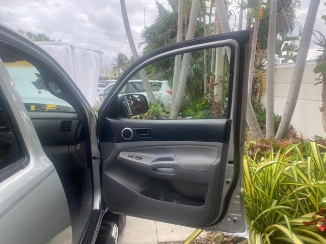 2006 Silver Streak Mica /Graphite Toyota Tacoma 1 OWNER 4WD CREW CAB (3TMMU52N46M) with an 4.0L DOHC EFI 24-Valve V6 VVT-i Engine engine, Automatic transmission, located at 4701 North Dixie Hwy, Pompano Beach, FL, 33064, (954) 422-2889, 26.240938, -80.123474 - OUR WEBPAGE FLORIDACARS1.COM HAS OVER 100 PHOTOS AND FREE CARFAX LINK 2006 TOYOTA TACOMA V6 4 DOOR CREW CAB VIN: 3TMMU52N46M001928 3 T M M U 5 2 N 4 6 M 0 0 1 9 2 8 CREW PICKUP 4.0L V6 F DOHC 24V GASOLINE 21 MPG REAR WHEEL DRIVE W/ 4X4 Features 4WD/AWD ABS Brakes Air Conditioning Alloy Wheels AM/FM - Photo#11