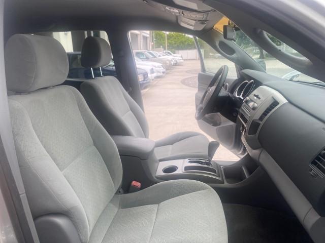 2006 Silver Streak Mica /Graphite Toyota Tacoma 1 OWNER 4WD CREW CAB (3TMMU52N46M) with an 4.0L DOHC EFI 24-Valve V6 VVT-i Engine engine, Automatic transmission, located at 4701 North Dixie Hwy, Pompano Beach, FL, 33064, (954) 422-2889, 26.240938, -80.123474 - OUR WEBPAGE FLORIDACARS1.COM HAS OVER 100 PHOTOS AND FREE CARFAX LINK 2006 TOYOTA TACOMA V6 4 DOOR CREW CAB VIN: 3TMMU52N46M001928 3 T M M U 5 2 N 4 6 M 0 0 1 9 2 8 CREW PICKUP 4.0L V6 F DOHC 24V GASOLINE 21 MPG REAR WHEEL DRIVE W/ 4X4 Features 4WD/AWD ABS Brakes Air Conditioning Alloy Wheels AM/FM - Photo#12
