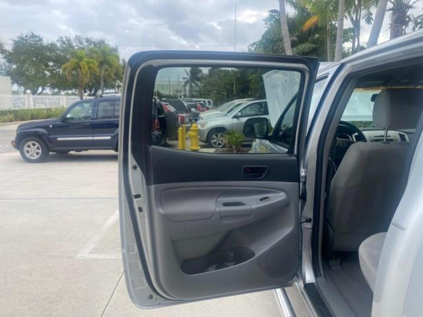 2006 Silver Streak Mica /Graphite Toyota Tacoma 1 OWNER 4WD CREW CAB (3TMMU52N46M) with an 4.0L DOHC EFI 24-Valve V6 VVT-i Engine engine, Automatic transmission, located at 4701 North Dixie Hwy, Pompano Beach, FL, 33064, (954) 422-2889, 26.240938, -80.123474 - OUR WEBPAGE FLORIDACARS1.COM HAS OVER 100 PHOTOS AND FREE CARFAX LINK 2006 TOYOTA TACOMA V6 4 DOOR CREW CAB VIN: 3TMMU52N46M001928 3 T M M U 5 2 N 4 6 M 0 0 1 9 2 8 CREW PICKUP 4.0L V6 F DOHC 24V GASOLINE 21 MPG REAR WHEEL DRIVE W/ 4X4 Features 4WD/AWD ABS Brakes Air Conditioning Alloy Wheels AM/FM - Photo#13