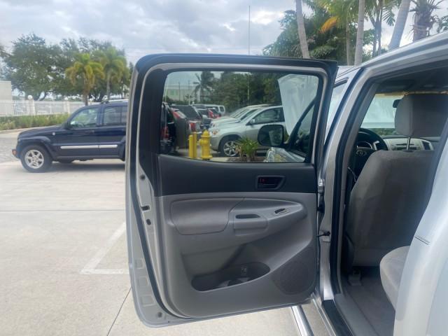 2006 Silver Streak Mica /Graphite Toyota Tacoma 1 OWNER 4WD CREW CAB (3TMMU52N46M) with an 4.0L DOHC EFI 24-Valve V6 VVT-i Engine engine, Automatic transmission, located at 4701 North Dixie Hwy, Pompano Beach, FL, 33064, (954) 422-2889, 26.240938, -80.123474 - OUR WEBPAGE FLORIDACARS1.COM HAS OVER 100 PHOTOS AND FREE CARFAX LINK 2006 TOYOTA TACOMA V6 4 DOOR CREW CAB VIN: 3TMMU52N46M001928 3 T M M U 5 2 N 4 6 M 0 0 1 9 2 8 CREW PICKUP 4.0L V6 F DOHC 24V GASOLINE 21 MPG REAR WHEEL DRIVE W/ 4X4 Features 4WD/AWD ABS Brakes Air Conditioning Alloy Wheels AM/FM - Photo#13