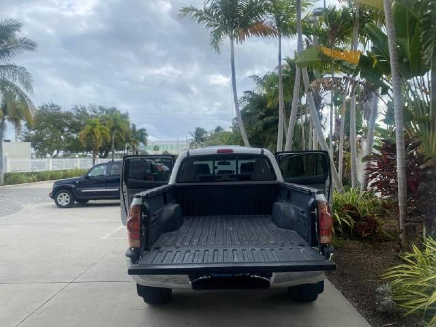 2006 Silver Streak Mica /Graphite Toyota Tacoma 1 OWNER 4WD CREW CAB (3TMMU52N46M) with an 4.0L DOHC EFI 24-Valve V6 VVT-i Engine engine, Automatic transmission, located at 4701 North Dixie Hwy, Pompano Beach, FL, 33064, (954) 422-2889, 26.240938, -80.123474 - OUR WEBPAGE FLORIDACARS1.COM HAS OVER 100 PHOTOS AND FREE CARFAX LINK 2006 TOYOTA TACOMA V6 4 DOOR CREW CAB VIN: 3TMMU52N46M001928 3 T M M U 5 2 N 4 6 M 0 0 1 9 2 8 CREW PICKUP 4.0L V6 F DOHC 24V GASOLINE 21 MPG REAR WHEEL DRIVE W/ 4X4 Features 4WD/AWD ABS Brakes Air Conditioning Alloy Wheels AM/FM - Photo#15