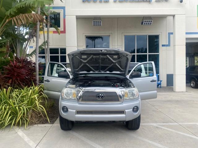 2006 Silver Streak Mica /Graphite Toyota Tacoma 1 OWNER 4WD CREW CAB (3TMMU52N46M) with an 4.0L DOHC EFI 24-Valve V6 VVT-i Engine engine, Automatic transmission, located at 4701 North Dixie Hwy, Pompano Beach, FL, 33064, (954) 422-2889, 26.240938, -80.123474 - OUR WEBPAGE FLORIDACARS1.COM HAS OVER 100 PHOTOS AND FREE CARFAX LINK 2006 TOYOTA TACOMA V6 4 DOOR CREW CAB VIN: 3TMMU52N46M001928 3 T M M U 5 2 N 4 6 M 0 0 1 9 2 8 CREW PICKUP 4.0L V6 F DOHC 24V GASOLINE 21 MPG REAR WHEEL DRIVE W/ 4X4 Features 4WD/AWD ABS Brakes Air Conditioning Alloy Wheels AM/FM - Photo#16