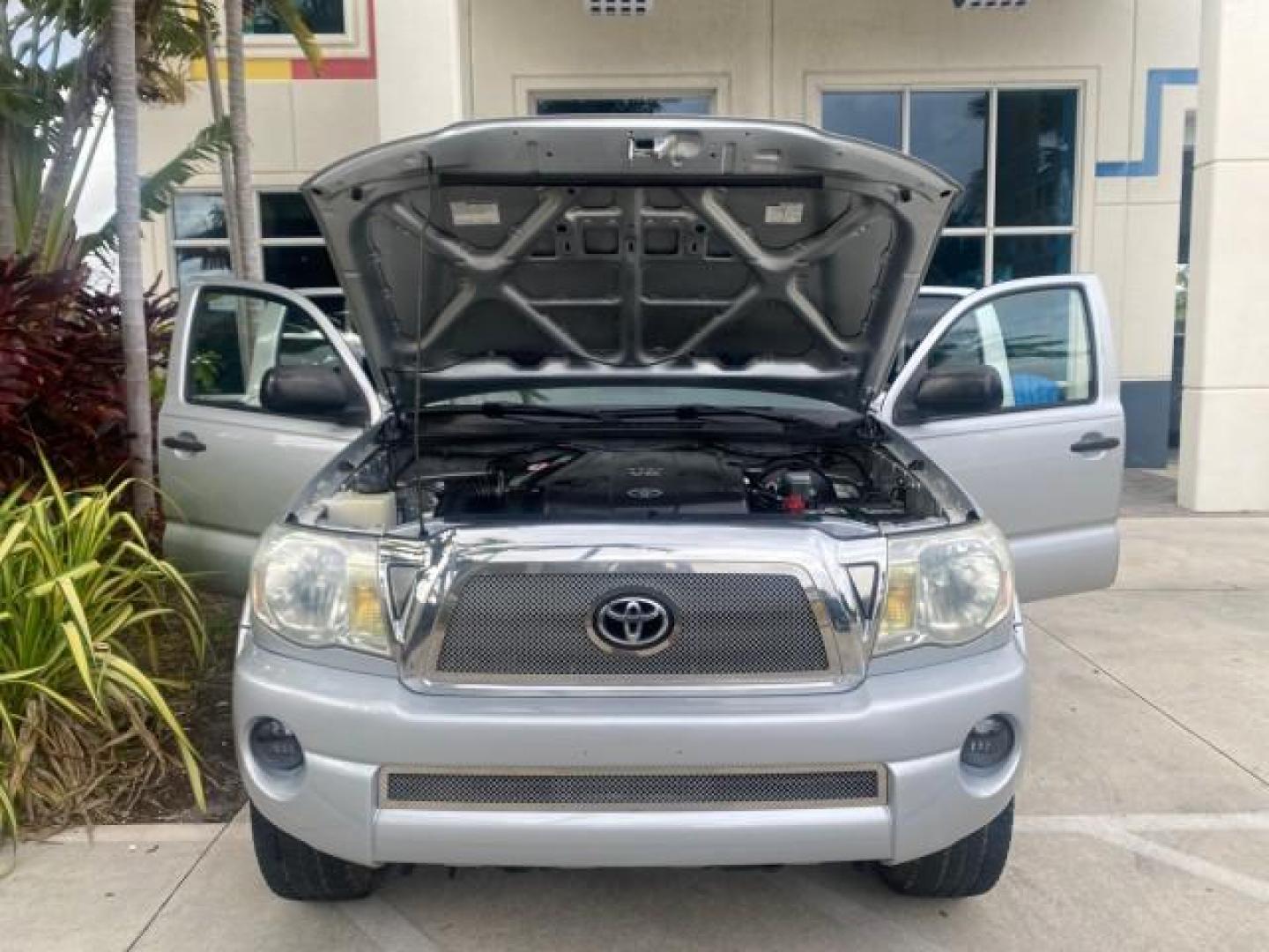 2006 Silver Streak Mica /Graphite Toyota Tacoma 1 OWNER 4WD CREW CAB (3TMMU52N46M) with an 4.0L DOHC EFI 24-Valve V6 VVT-i Engine engine, Automatic transmission, located at 4701 North Dixie Hwy, Pompano Beach, FL, 33064, (954) 422-2889, 26.240938, -80.123474 - OUR WEBPAGE FLORIDACARS1.COM HAS OVER 100 PHOTOS AND FREE CARFAX LINK 2006 TOYOTA TACOMA V6 4 DOOR CREW CAB VIN: 3TMMU52N46M001928 3 T M M U 5 2 N 4 6 M 0 0 1 9 2 8 CREW PICKUP 4.0L V6 F DOHC 24V GASOLINE 21 MPG REAR WHEEL DRIVE W/ 4X4 Features 4WD/AWD ABS Brakes Air Conditioning Alloy Wheels AM/FM - Photo#17