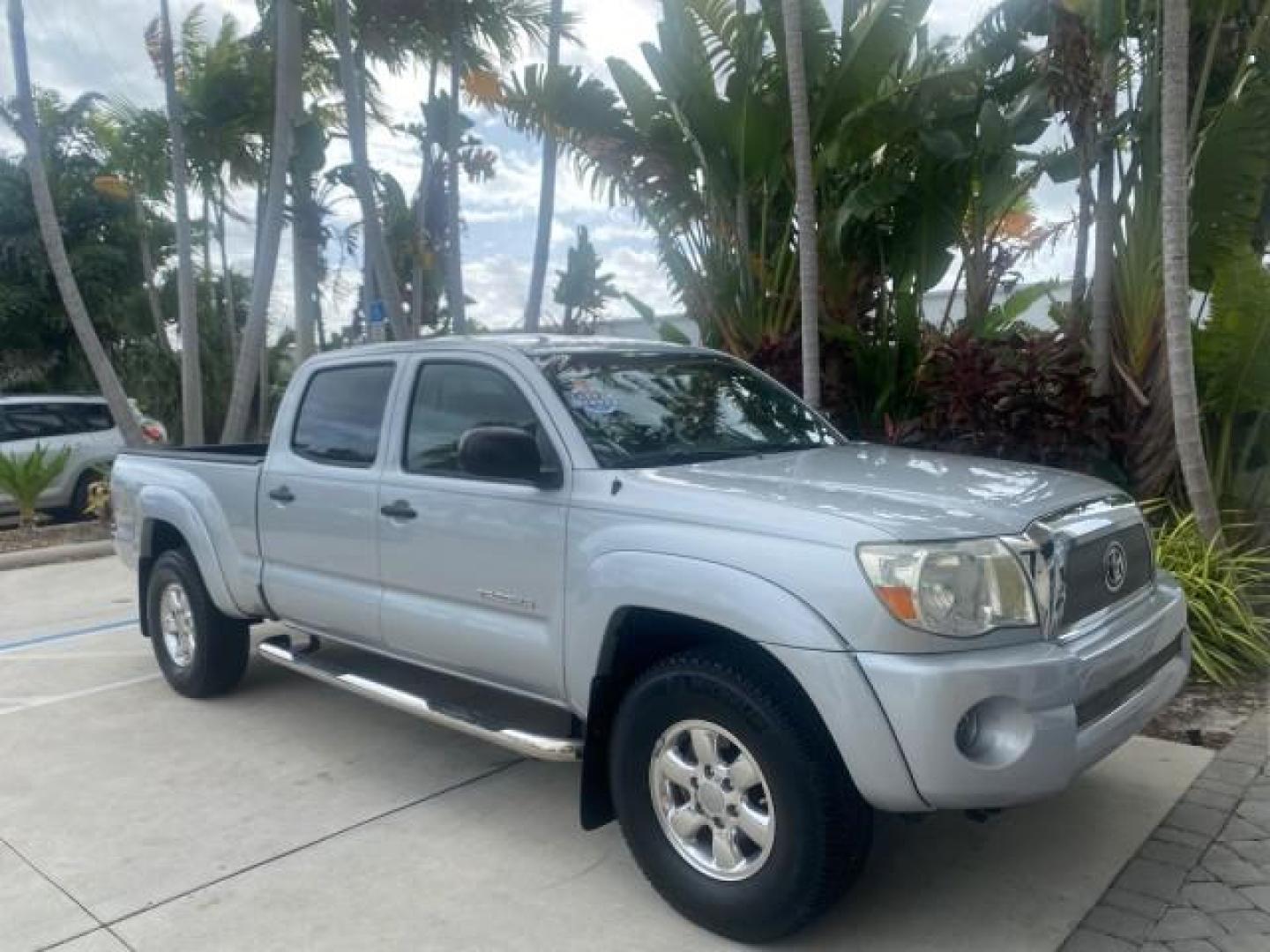 2006 Silver Streak Mica /Graphite Toyota Tacoma 1 OWNER 4WD CREW CAB (3TMMU52N46M) with an 4.0L DOHC EFI 24-Valve V6 VVT-i Engine engine, Automatic transmission, located at 4701 North Dixie Hwy, Pompano Beach, FL, 33064, (954) 422-2889, 26.240938, -80.123474 - OUR WEBPAGE FLORIDACARS1.COM HAS OVER 100 PHOTOS AND FREE CARFAX LINK 2006 TOYOTA TACOMA V6 4 DOOR CREW CAB VIN: 3TMMU52N46M001928 3 T M M U 5 2 N 4 6 M 0 0 1 9 2 8 CREW PICKUP 4.0L V6 F DOHC 24V GASOLINE 21 MPG REAR WHEEL DRIVE W/ 4X4 Features 4WD/AWD ABS Brakes Air Conditioning Alloy Wheels AM/FM - Photo#24