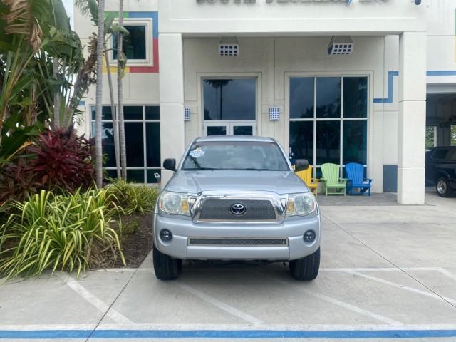 2006 Silver Streak Mica /Graphite Toyota Tacoma 1 OWNER 4WD CREW CAB (3TMMU52N46M) with an 4.0L DOHC EFI 24-Valve V6 VVT-i Engine engine, Automatic transmission, located at 4701 North Dixie Hwy, Pompano Beach, FL, 33064, (954) 422-2889, 26.240938, -80.123474 - OUR WEBPAGE FLORIDACARS1.COM HAS OVER 100 PHOTOS AND FREE CARFAX LINK 2006 TOYOTA TACOMA V6 4 DOOR CREW CAB VIN: 3TMMU52N46M001928 3 T M M U 5 2 N 4 6 M 0 0 1 9 2 8 CREW PICKUP 4.0L V6 F DOHC 24V GASOLINE 21 MPG REAR WHEEL DRIVE W/ 4X4 Features 4WD/AWD ABS Brakes Air Conditioning Alloy Wheels AM/FM - Photo#27