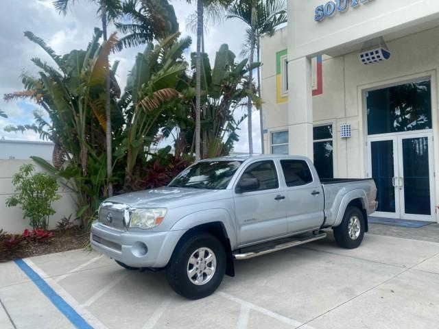 2006 Silver Streak Mica /Graphite Toyota Tacoma 1 OWNER 4WD CREW CAB (3TMMU52N46M) with an 4.0L DOHC EFI 24-Valve V6 VVT-i Engine engine, Automatic transmission, located at 4701 North Dixie Hwy, Pompano Beach, FL, 33064, (954) 422-2889, 26.240938, -80.123474 - OUR WEBPAGE FLORIDACARS1.COM HAS OVER 100 PHOTOS AND FREE CARFAX LINK 2006 TOYOTA TACOMA V6 4 DOOR CREW CAB VIN: 3TMMU52N46M001928 3 T M M U 5 2 N 4 6 M 0 0 1 9 2 8 CREW PICKUP 4.0L V6 F DOHC 24V GASOLINE 21 MPG REAR WHEEL DRIVE W/ 4X4 Features 4WD/AWD ABS Brakes Air Conditioning Alloy Wheels AM/FM - Photo#29