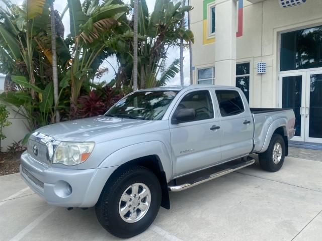 2006 Silver Streak Mica /Graphite Toyota Tacoma 1 OWNER 4WD CREW CAB (3TMMU52N46M) with an 4.0L DOHC EFI 24-Valve V6 VVT-i Engine engine, Automatic transmission, located at 4701 North Dixie Hwy, Pompano Beach, FL, 33064, (954) 422-2889, 26.240938, -80.123474 - OUR WEBPAGE FLORIDACARS1.COM HAS OVER 100 PHOTOS AND FREE CARFAX LINK 2006 TOYOTA TACOMA V6 4 DOOR CREW CAB VIN: 3TMMU52N46M001928 3 T M M U 5 2 N 4 6 M 0 0 1 9 2 8 CREW PICKUP 4.0L V6 F DOHC 24V GASOLINE 21 MPG REAR WHEEL DRIVE W/ 4X4 Features 4WD/AWD ABS Brakes Air Conditioning Alloy Wheels AM/FM - Photo#30